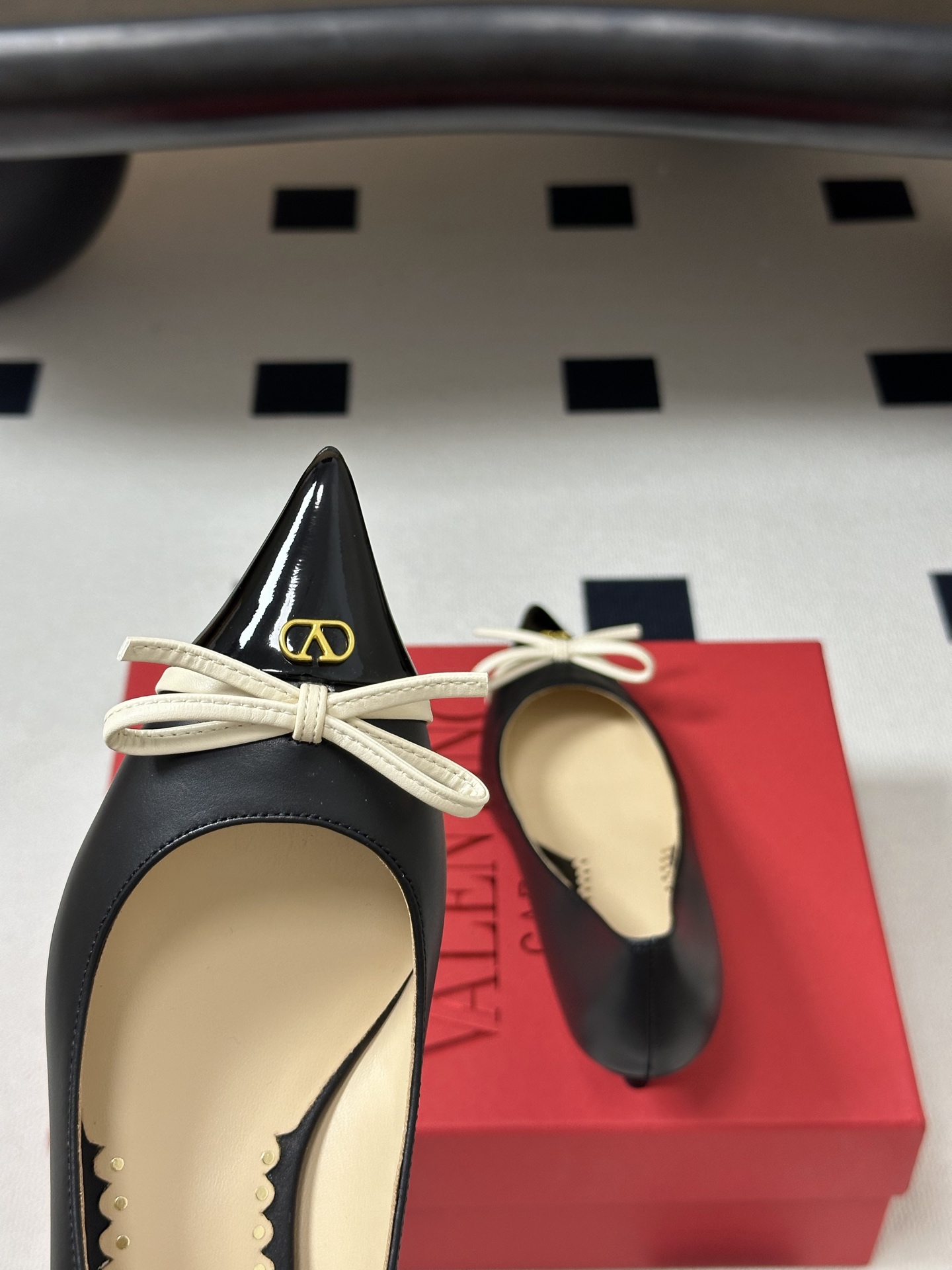 顶级品质(配飞机盒✈️➕10)2026早春新款 Valentino 华伦天奴 小V扣蝴蝶结后空凉鞋尖头双 顶级品质(配飞机盒✈️➕10)2026早春新款 Valentino 华伦天奴 小V扣蝴蝶结后空凉鞋尖头双