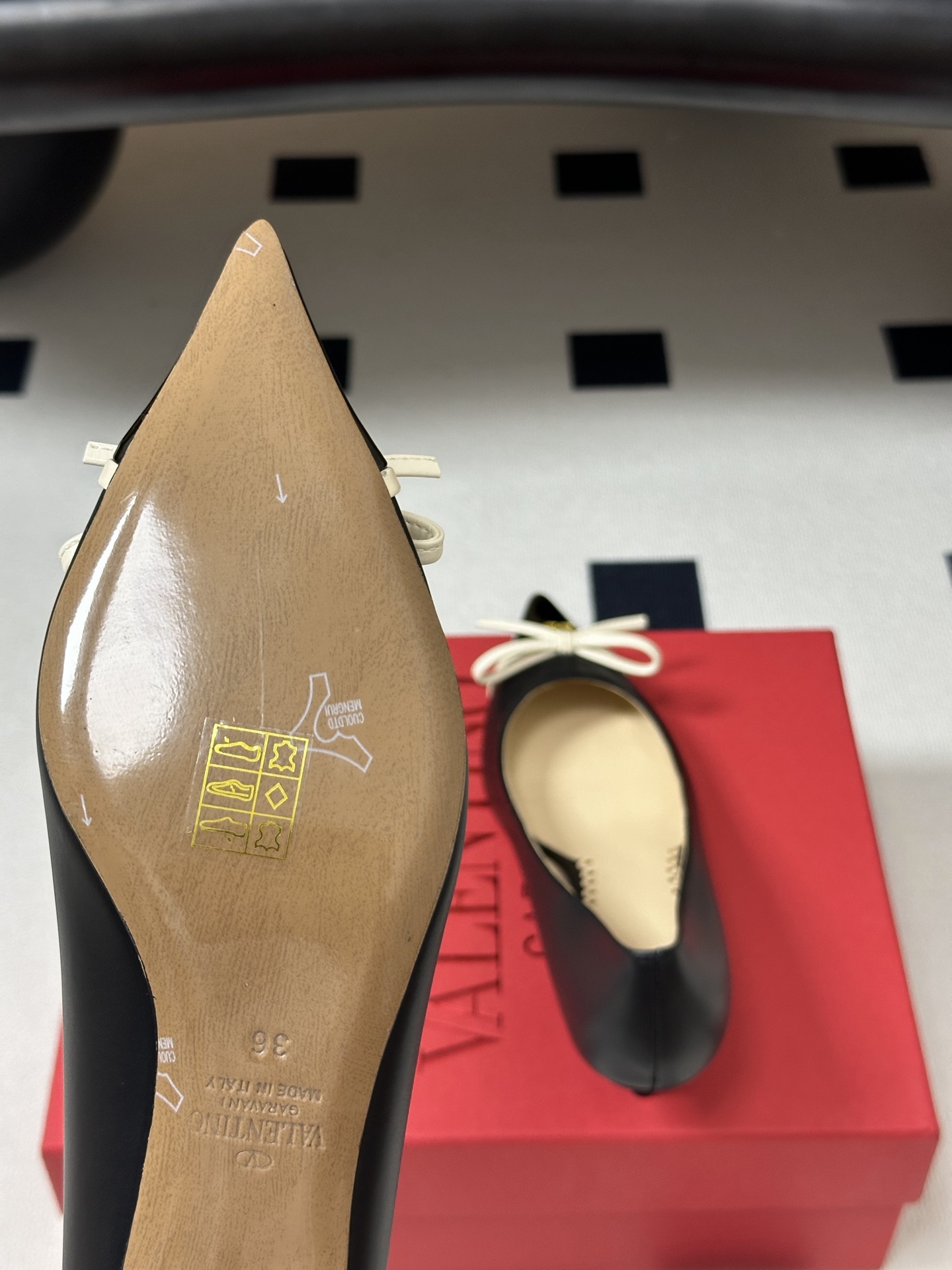 顶级品质(配飞机盒✈️➕10)2026早春新款 Valentino 华伦天奴 小V扣蝴蝶结后空凉鞋尖头双 顶级品质(配飞机盒✈️➕10)2026早春新款 Valentino 华伦天奴 小V扣蝴蝶结后空凉鞋尖头双