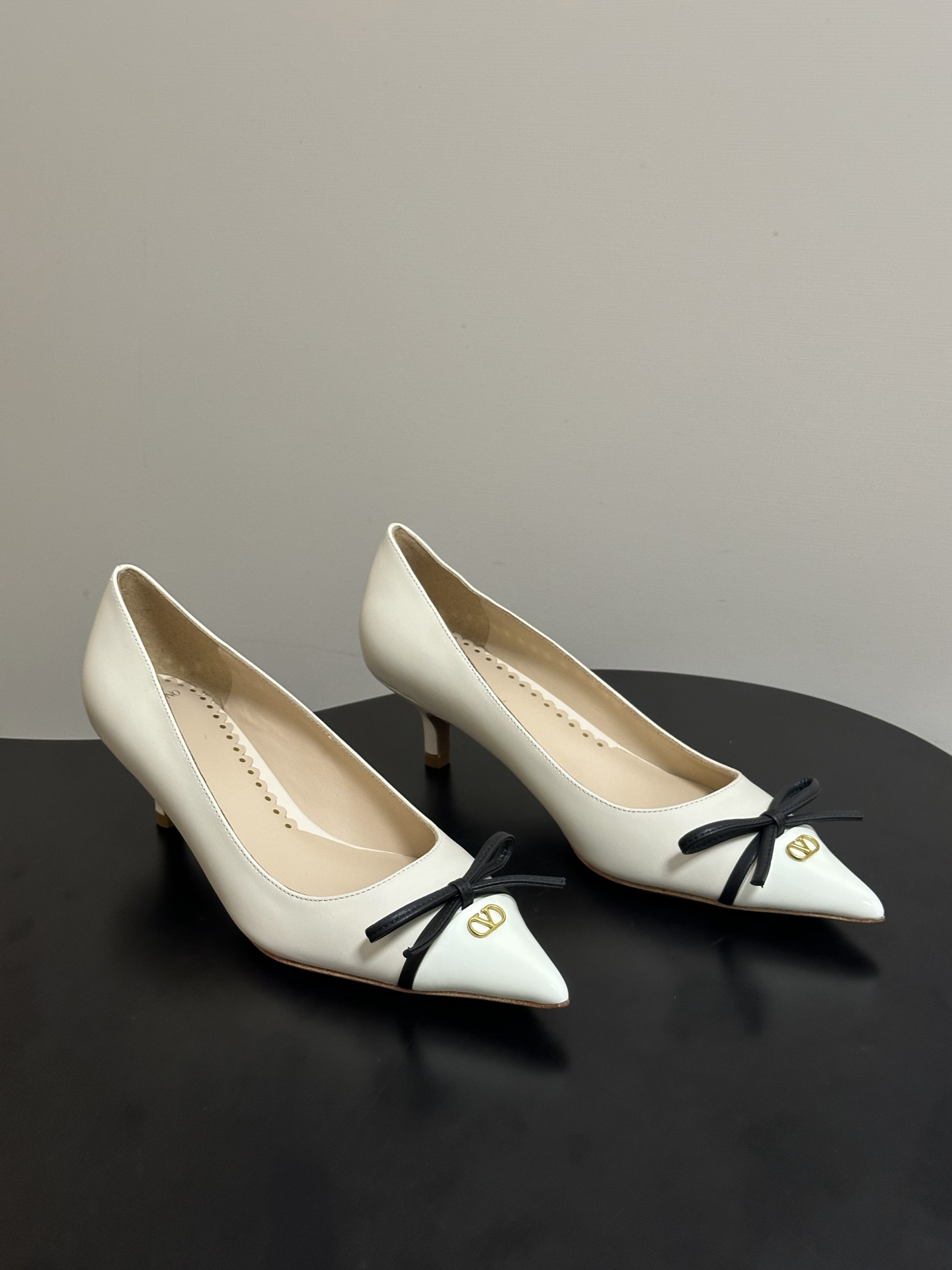 NO:814517,-Top quality (with airplane case 10) 2026 early spring new Valentino Valentino small V-buckle bow sandals with empty back pointed toe double color matching kitten heel sandals/singles. Classic pointed toe kitten heel design, smooth and elegant lines, exuding the sexy and capable temperament of mature women, very suitable for formal occasions or fashionable events. The upper foot is very pedicure type. The key point is that it is very good and easy to control. It does not grind or tire your feet. It is a walking artifact!  The bow buckle, this element is not only a classic symbol of Valentino, adding a sense of luxury and recognition to the entire pair of shoes, but it is also a popular fashion decorative element, making the shoes simple yet bright. The upper is custom-made sheepskin/cow patent leather, the lining is water-dyed sheepskin, the sole is Italian A-grade leather outsole, and the heel height is 3.5cm.  Size 35-39 (40.41 customized, non-refundable), sandals, valentino, valentino, sandals, sheepskin, Leather soles19860909-顶级品质（配飞机盒10） 2026早春新款 Valentino 华伦天奴 小V扣蝴蝶结后空凉鞋尖头双拼色小猫跟凉鞋/单鞋 经典的尖头小猫跟设计,线条流畅优雅,散发着成熟女性的性感与干练气质,非常适合正式场合或时尚活动穿着. 上脚非常修脚型 重点是很好非常好驾驭 不磨脚不累脚 行走神器！蝴蝶结扣,这一元素不仅是Valentino的经典象征,为整双鞋增添了奢华感与辨识度,同时也是当下流行的时尚装饰元素,让鞋子在简约中不失亮点. 鞋面定制羊皮/牛漆皮 内里垫脚水染羊皮 鞋底意大利A级真皮大底 跟高3.5cm 码数35-39（40.41定做不退换）,凉鞋单鞋,valentino,valentino,sandals,sheepskin,Leather soles,Women's Shoes