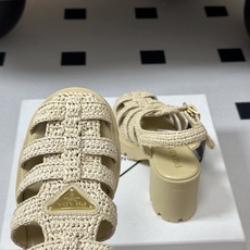 26Fw春夏新款Prada 普拉达 经典三角标钩针编织笼式凉鞋防水台粗高跟编织罗马凉鞋标志性的钩针编织笼 26Fw春夏新款Prada 普拉达 经典三角标钩针编织笼式凉鞋防水台粗高跟编织罗马凉鞋标志性的钩针编织笼