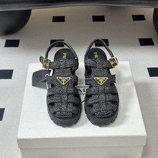 26Fw春夏新款Prada 普拉达 经典三角标钩针编织笼式凉鞋防水台粗高跟编织罗马凉鞋标志性的钩针编织笼 26Fw春夏新款Prada 普拉达 经典三角标钩针编织笼式凉鞋防水台粗高跟编织罗马凉鞋标志性的钩针编织笼