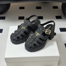26Fw春夏新款Prada 普拉达 经典三角标钩针编织笼式凉鞋防水台粗高跟编织罗马凉鞋标志性的钩针编织笼 26Fw春夏新款Prada 普拉达 经典三角标钩针编织笼式凉鞋防水台粗高跟编织罗马凉鞋标志性的钩针编织笼