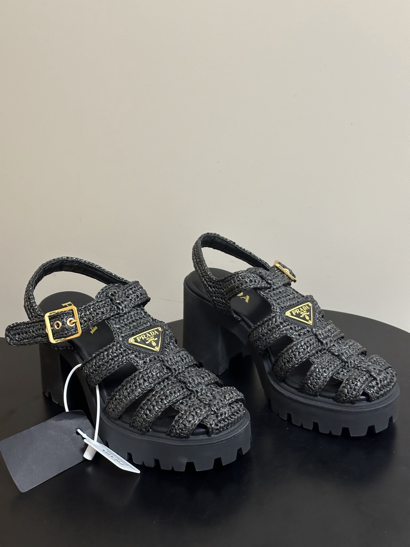 NO:814508,- 26Fw spring and summer new Prada classic triangle logo crochet cage sandals, platform thick high heel woven Roman sandals. The iconic crochet cage style is reinterpreted in summer. Exquisite crochet and exquisite craftsmanship meet in the dynamic Oversize shoe shape. Distinctive details such as the metal triangle logo reflect the spirit of innovation and long heritage. The upper is hand-crocheted, the lining is sheepskin, and the sole is molded TPU infused outsole.  Heel height 9cm, size 35-39 (40.41 custom made, non-refundable), sandals, prada, prada, versace, sandals, sheepskin19860909- 26Fw春夏新款Prada 普拉达 经典三角标钩针编织笼式凉鞋防水台粗高跟编织罗马凉鞋 标志性的钩针编织笼式风格于夏日焕新演绎.考究钩针编织与精湛匠心工艺邂逅于动感的Oversize鞋型.金属三角形徽标等鲜明细节折射创新精神与悠久传承. 鞋面手工钩针编织 内里垫脚羊皮 鞋底开模TPU灌注大底 跟高9cm 码数35-39（40.41定做不退换）,凉鞋,prada,prada,versace,sandals,sheepskin,Women's Shoes