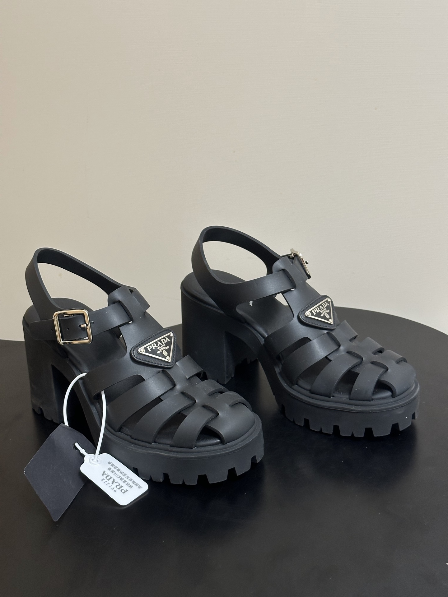 NO:814513,- 26Fw spring and summer new Prada Prada classic triangle logo Monolith thick-soled sandals waterproof platform rubber Roman beach sandals thick high-heeled platform sandals This sandal uses a novel and modern design method to reinterpret the beach sandals with retro charm. Enduring, with the iconic Monolith sole, combined with volumetric shape and light rubber, vividly expresses Prada  The core of duality. Integrating a variety of style elements, the unique enamel-coated triangular metal logo enhances the style. Original foam cut upper. Heel height 9cm. Size 35-39 (40.41 custom-made, non-refundable). Sandals, prada, prada, sandals19860909- 26Fw春夏新款Prada 普拉达 经典三角标Monolith厚底凉鞋防水台橡胶罗马沙滩凉鞋粗高跟松糕凉鞋 这款凉鞋以新颖而现代的设计方式,重新演绎了具有复古魅力的沙滩凉鞋.经久不衰,搭配标志性的Monolith鞋底,结合量感造型与轻便橡胶,生动表现出Prada 的二元性内核.融合多种风格元素,别具一格的涂珐琅三角形金属徽标提升格调. 鞋面原版发泡裁切鞋面 跟高9cm 码数35-39（40.41 定做不退换）,凉鞋,prada,prada,sandals,Women's Shoes
