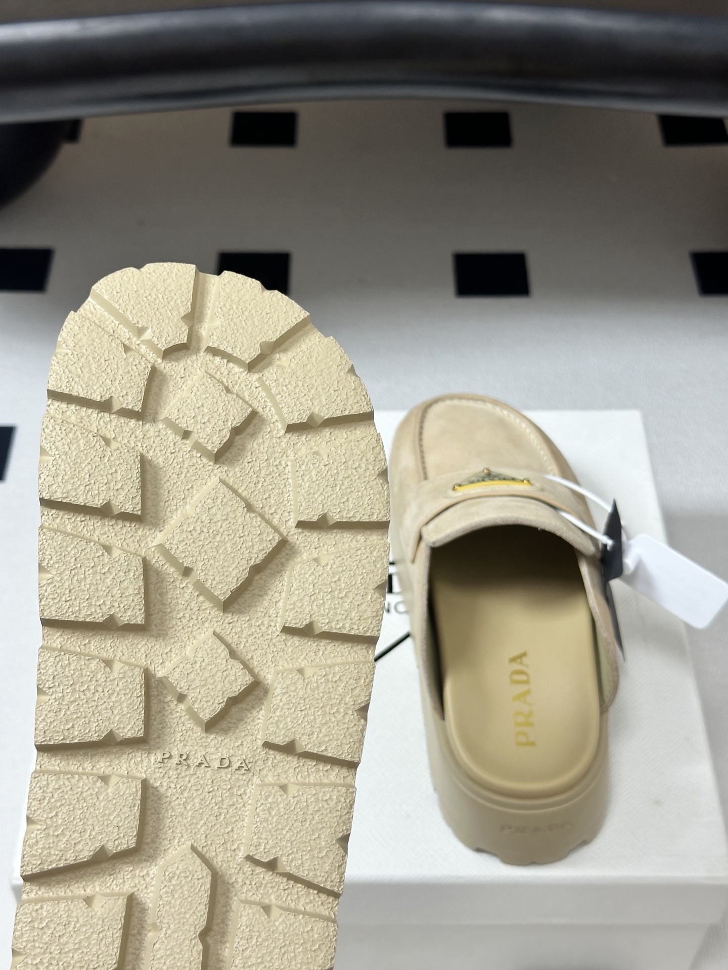 26ss早春新款Prada普拉达 经典三角标一脚蹬厚底勃肯鞋 复古磨砂皮包头半拖穆勒鞋 休闲凉拖鞋真正的 26ss早春新款Prada普拉达 经典三角标一脚蹬厚底勃肯鞋 复古磨砂皮包头半拖穆勒鞋 休闲凉拖鞋真正的