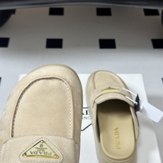 26ss早春新款Prada普拉达 经典三角标一脚蹬厚底勃肯鞋 复古磨砂皮包头半拖穆勒鞋 休闲凉拖鞋真正的 26ss早春新款Prada普拉达 经典三角标一脚蹬厚底勃肯鞋 复古磨砂皮包头半拖穆勒鞋 休闲凉拖鞋真正的