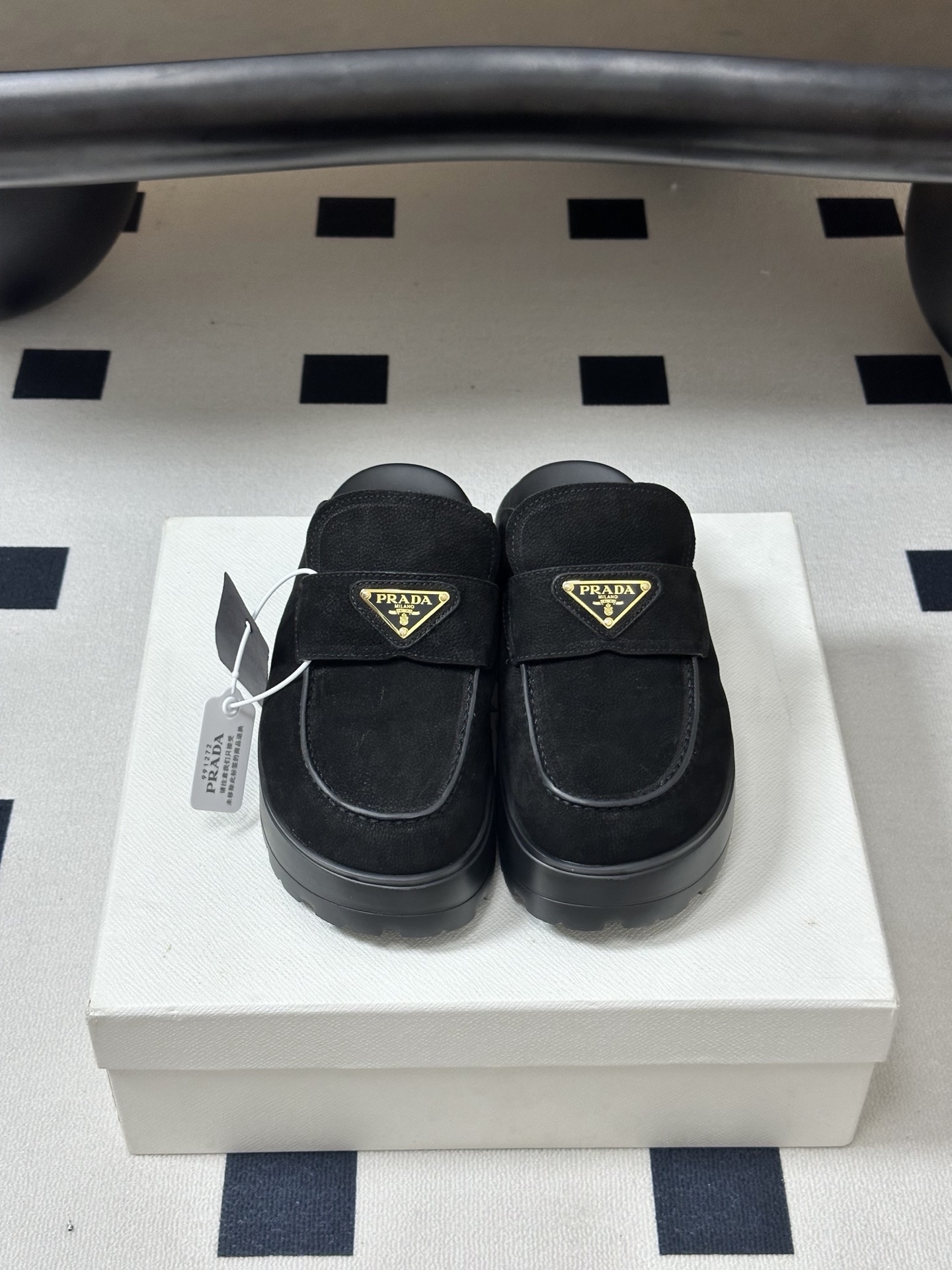 26ss早春新款Prada普拉达 经典三角标一脚蹬厚底勃肯鞋 复古磨砂皮包头半拖穆勒鞋 休闲凉拖鞋真正的 26ss早春新款Prada普拉达 经典三角标一脚蹬厚底勃肯鞋 复古磨砂皮包头半拖穆勒鞋 休闲凉拖鞋真正的