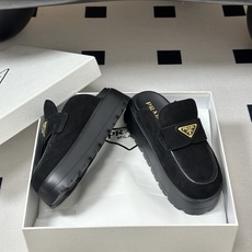 26ss早春新款Prada普拉达 经典三角标一脚蹬厚底勃肯鞋 复古磨砂皮包头半拖穆勒鞋 休闲凉拖鞋真正的 26ss早春新款Prada普拉达 经典三角标一脚蹬厚底勃肯鞋 复古磨砂皮包头半拖穆勒鞋 休闲凉拖鞋真正的