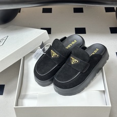 26ss早春新款Prada普拉达 经典三角标一脚蹬厚底勃肯鞋 复古磨砂皮包头半拖穆勒鞋 休闲凉拖鞋真正的 26ss早春新款Prada普拉达 经典三角标一脚蹬厚底勃肯鞋 复古磨砂皮包头半拖穆勒鞋 休闲凉拖鞋真正的