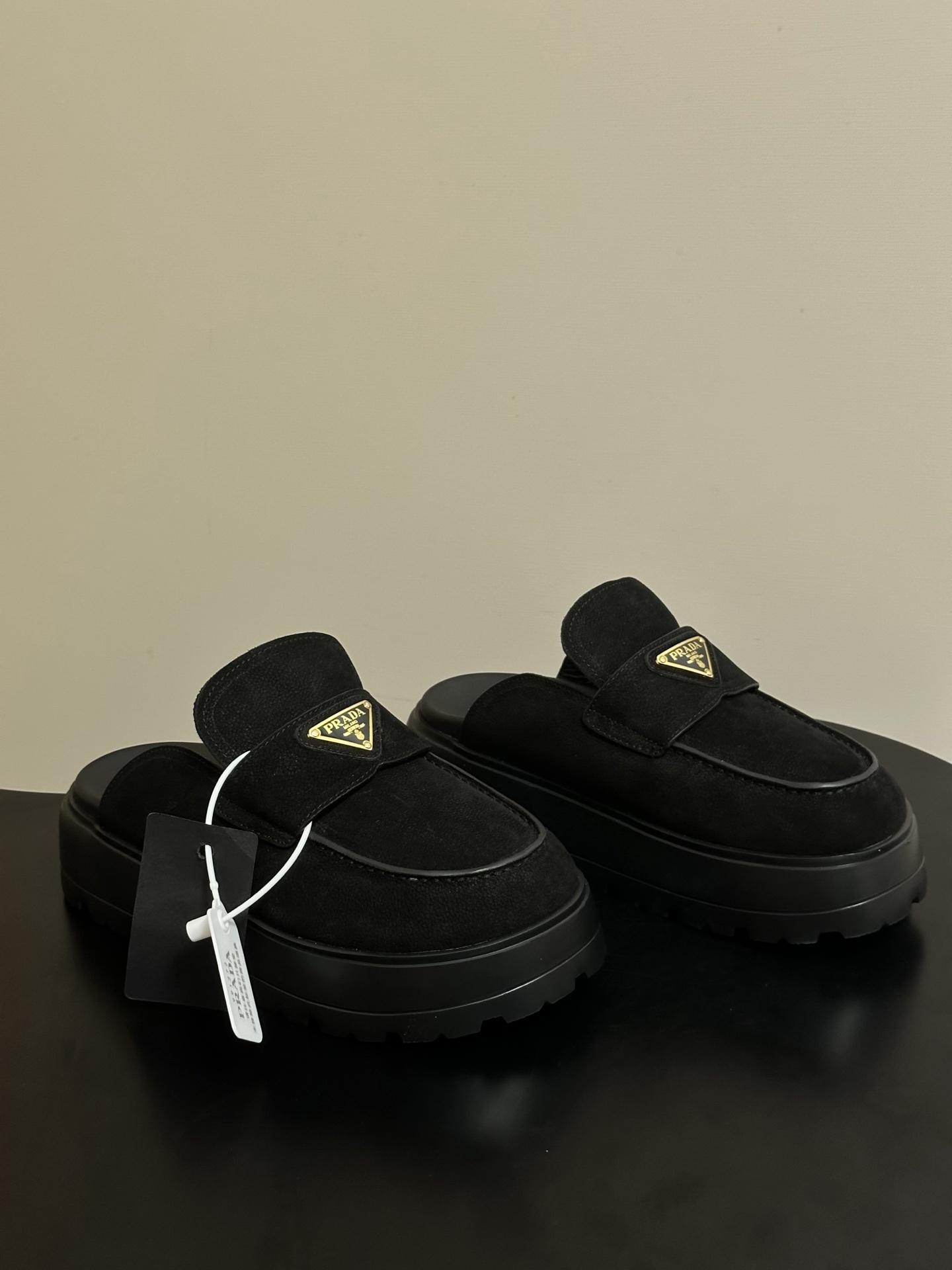 NO:814503,- 26ss early spring new Prada classic triangular logo thick-soled Birkenstocks, retro nubuck leather toe-cap half-mules, casual sandals  A true dressing expert will always know how good a pair of well-worn Mule slippers are. This pair of shoes perfectly combines retro texture and relaxation. It is an all-purpose tool for lazy people to wear when going out on the street or commuting in spring and summer. It adds a sense of atmosphere directly to the feet. The classic Muller slipper type comes with advanced filters and a thick-soled design that quietly increases the height, easily elongates the proportion of the legs, visually makes the legs look longer, and is extremely friendly to all body types.  The slip-on design is super easy to put on and take off. Whether it is paired with jeans, casual pants, or simple skirts or wide-leg pants, it can be seamlessly connected and effortlessly fashionable. The upper is made of imported water-dyed frosted lychee cowhide, the lining is sheepskin, and the sole is molded and ultra-light foam outsole.  Size 35-39 (40.41 custom-made, non-refundable), half drag, prada, prada, slippers, skirts, jeans, cowhide, sheepskin19860909- 26ss早春新款Prada普拉达 经典三角标一脚蹬厚底勃肯鞋 复古磨砂皮包头半拖穆勒鞋 休闲凉拖鞋 真正的穿搭高手,永远懂一双好穿的穆勒拖有多香.这双鞋把复古质感与松弛感完美融合,是春夏出街、通勤懒人穿搭的万能神器,上脚直接氛围感拉满.经典的穆勒拖型自带高级滤镜,厚底设计悄悄增高,轻松拉长腿部比例,视觉上秒变大长腿,对各种身材都极度友好. 一脚蹬的设计穿脱超方便,不管是搭配牛仔裤、休闲裤,还是简约裙装、阔腿裤,都能无缝衔接,轻松拿捏不费力的时髦感. 鞋面进口水染磨砂荔枝牛皮 内里垫脚羊皮 鞋底开模超轻发泡大底 码数35-39（40.41定做不退换）,半拖,prada,prada,slippers,skirts,jeans,cowhide,sheepskin,Women's Shoes