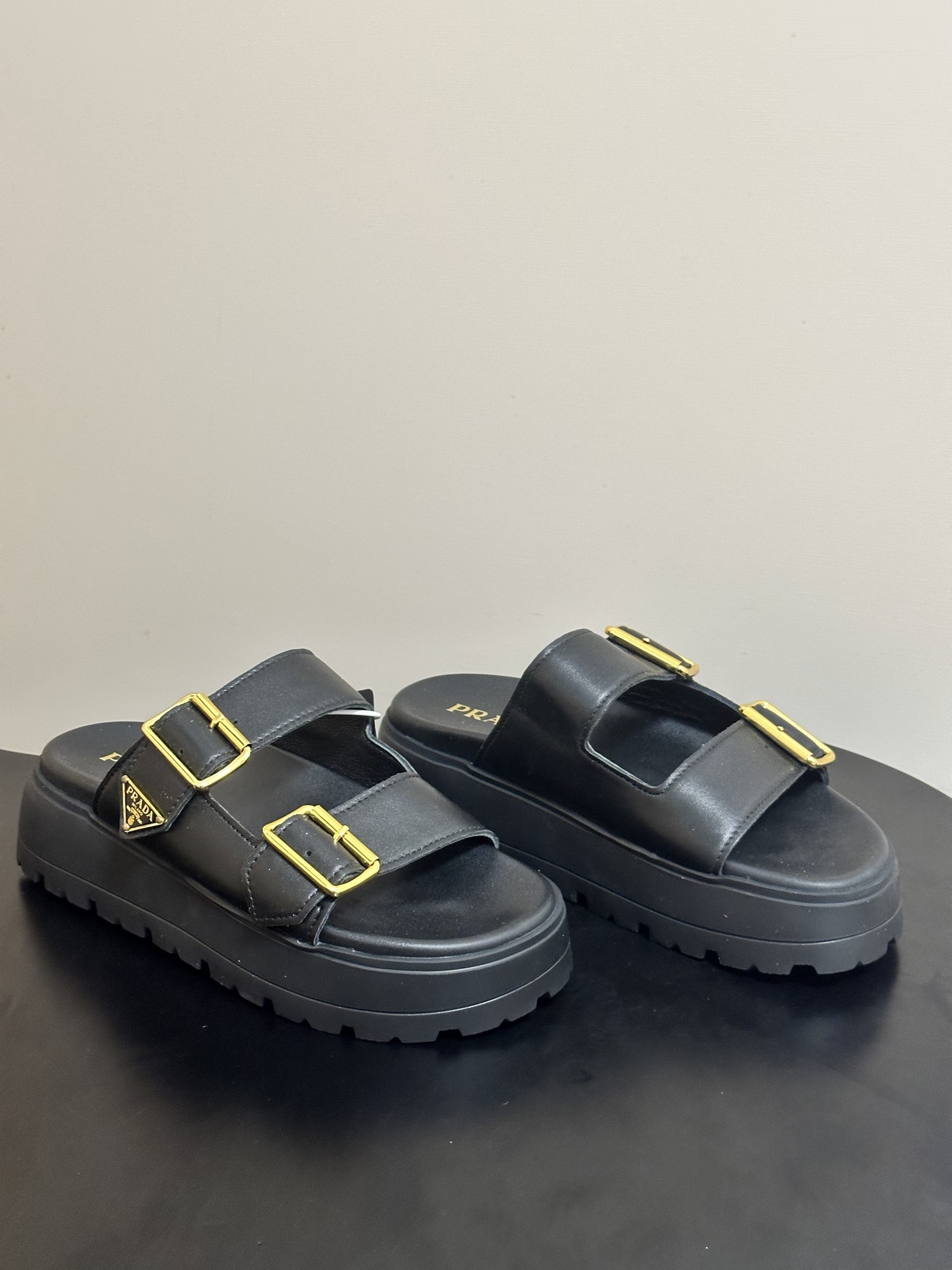 NO:814494,- 26Ss spring and summer new Prada double-strap buckle sandals thick-soled casual beach shoes suede old money style slippers. This sandal adopts a buckle design, which cleverly combines sports style details with the soft and delicate texture of the leather. It is equipped with a metal buckle and a comfortable rubber sole, decorated with the iconic enameled triangle metal logo. The upper is high satin suede, the lining is sheepskin, and the sole is ultra-light IP foam outsole.  Bottom thickness 5.5cm, size 35-39 (40.41 customized, non-refundable), slippers, prada, prada, sandals, slippers, sheepskin, chamois leather19860909- 26Ss春夏新款Prada 普拉达 双带搭扣凉拖鞋厚底休闲沙滩鞋麂皮绒面老钱风拖鞋 这款凉鞋采用搭扣设计,将运动风细节与皮面柔软精致的质感巧妙融合.搭配金属扣和舒适的橡胶鞋底,饰以标志性的涂珐琅三角形金属徽标. 鞋面高丝光牛反绒 内里垫脚羊皮 鞋底超轻 IP 发泡大底 底厚5.5cm 码数35-39（40.41定做不退换）,拖鞋,prada,prada,sandals,slippers,sheepskin,chamois leather,Women's Shoes