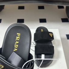 26Ss春夏新款Prada 普拉达 经典三角标魔术贴凉拖鞋厚底休闲沙滩鞋复古老钱风拖鞋这双鞋把复古质感与 26Ss春夏新款Prada 普拉达 经典三角标魔术贴凉拖鞋厚底休闲沙滩鞋复古老钱风拖鞋这双鞋把复古质感与