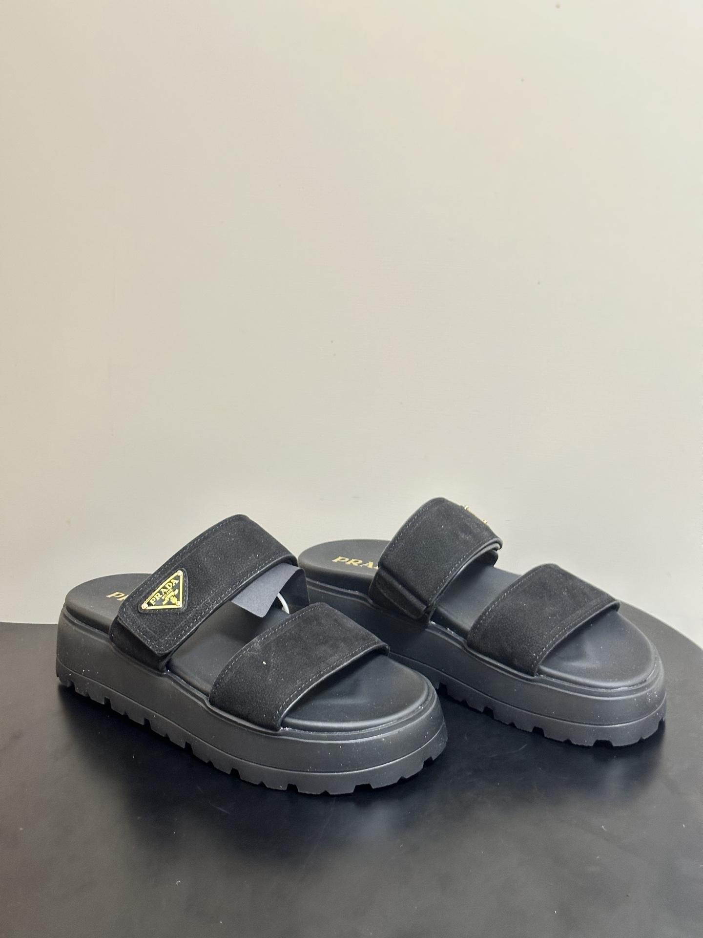 NO:814498,- 26Ss Spring and Summer New Prada Classic Triangle Logo Velcro Sandals Thick-soled Casual Beach Shoes Retro Old Money Style Slippers This pair of shoes perfectly combines retro texture and relaxation. It is an all-purpose tool for lazy people to wear when going out on the street or commuting in spring and summer. It directly adds a sense of atmosphere to the feet. The classic Muller drag type comes with advanced filters, and the thick-soled design quietly increases the height, easily elongating the proportion of the legs, visually making the legs look longer, and is extremely friendly to all body types.  The slip-on design is super easy to put on and take off. Whether it is paired with jeans, casual pants, or simple skirts or wide-leg pants, it can be seamlessly connected and effortlessly fashionable. The upper is water-dyed frosted lychee cowhide, the lining is sheepskin, and the sole is ultra-light IP foam outsole. The sole is 5.5cm thick.  Size 35-39 (40.41 customized, non-refundable), slippers, prada, prada, slippers, skirts, jeans, cowhide, sheepskin19860909- 26Ss春夏新款Prada 普拉达 经典三角标魔术贴凉拖鞋厚底休闲沙滩鞋复古老钱风拖鞋 这双鞋把复古质感与松弛感完美融合,是春夏出街、通勤懒人穿搭的万能神器,上脚直接氛围感拉满.经典的穆勒拖型自带高级滤镜,厚底设计悄悄增高,轻松拉长腿部比例,视觉上秒变大长腿,对各种身材都极度友好. 一脚蹬的设计穿脱超方便,不管是搭配牛仔裤、休闲裤,还是简约裙装、阔腿裤,都能无缝衔接,轻松拿捏不费力的时髦感. 鞋面水染磨砂荔枝牛皮 内里垫脚羊皮 鞋底超轻 IP 发泡大底 底厚5.5cm 码数35-39（40.41定做不退换）,拖鞋,prada,prada,slippers,skirts,jeans,cowhide,sheepskin,Women's Shoes