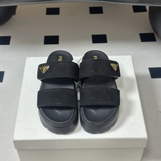 26Ss春夏新款Prada 普拉达 经典三角标魔术贴凉拖鞋厚底休闲沙滩鞋复古老钱风拖鞋这双鞋把复古质感与 26Ss春夏新款Prada 普拉达 经典三角标魔术贴凉拖鞋厚底休闲沙滩鞋复古老钱风拖鞋这双鞋把复古质感与
