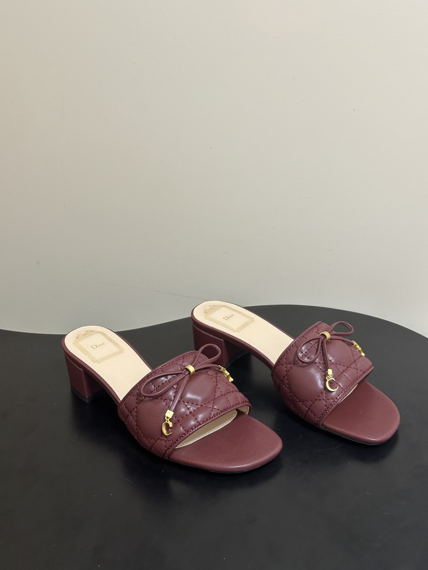 NO:814516,Flat bottom - thick heel - 26ss spring and summer new Dior Dior D-Cannage heeled sandals, electric embroidered cannage striped thick heel slippers, bow CD metal buckle flat bottom/high heel sandals, this Dior launched by Jonathan Anderson  Cannage sandals interpret the Dior logo with a unique design and pay homage to Dior's heritage. Sheep leather style, stylish and elegant silhouette, decorated with quilted cannage pattern and elegant details, including Dior's new signature element exquisite bow. Quilted sheepskin cannage pattern on the upper, Italian leather outsole, flat heel height/4.5cm  Size 35-39 (34.40.41.42.43 customized, non-refundable), slippers, dior, dior, slippers, sheepskin, Leather soles19860909平底-粗跟- 26ss春夏新款Dior 迪奥D-Cannage带跟凉拖 电绣藤格纹一字带粗跟拖鞋蝴蝶结CD金属扣平底/高跟凉拖鞋 乔纳森.安德森(Jonathan Anderson)推出的这款Dior Cannage凉拖以别具一格的设计诠释Dior标识,致敬Dior传承.羊皮革款式,廓形时尚优雅,饰以绗缝藤格纹图案与高雅细节,包括Dior全新标志元素精美蝴蝶结. 鞋面绗缝羊皮革藤格纹图案 鞋底意大利真皮大底 跟高平底/4.5cm 码数35-39（34.40.41.42.43定做不退换）,拖鞋,dior,dior,slippers,sheepskin,Leather soles,Women's Shoes