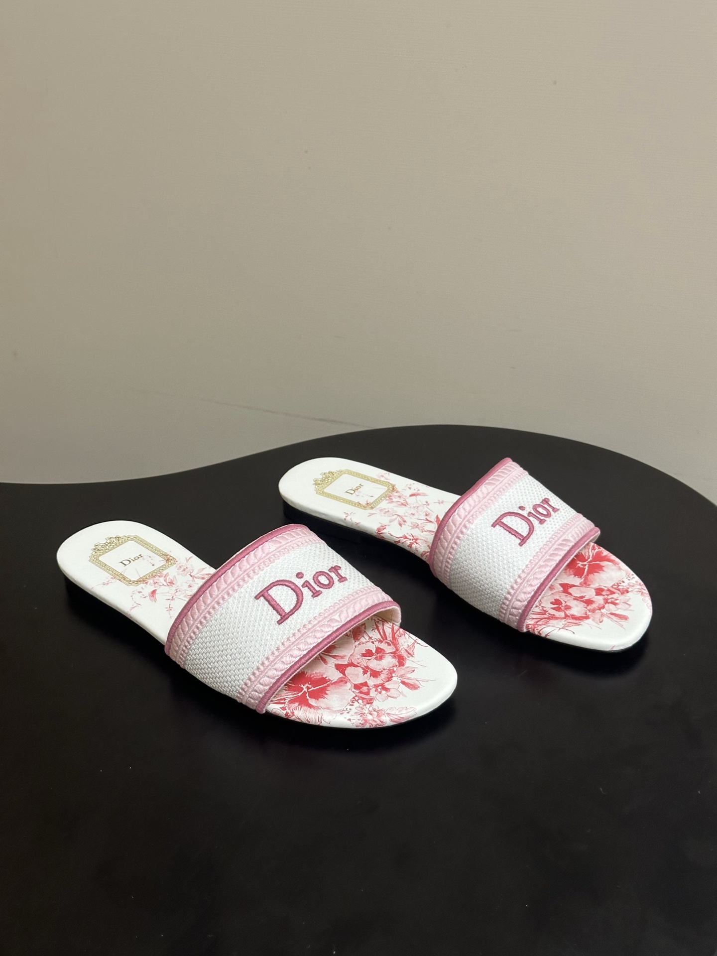 平底  2026春夏最新配色 Dior迪奥 Dway经典字母刺绣拖鞋 立体电绣高跟一字拖鞋 万年经典款 
