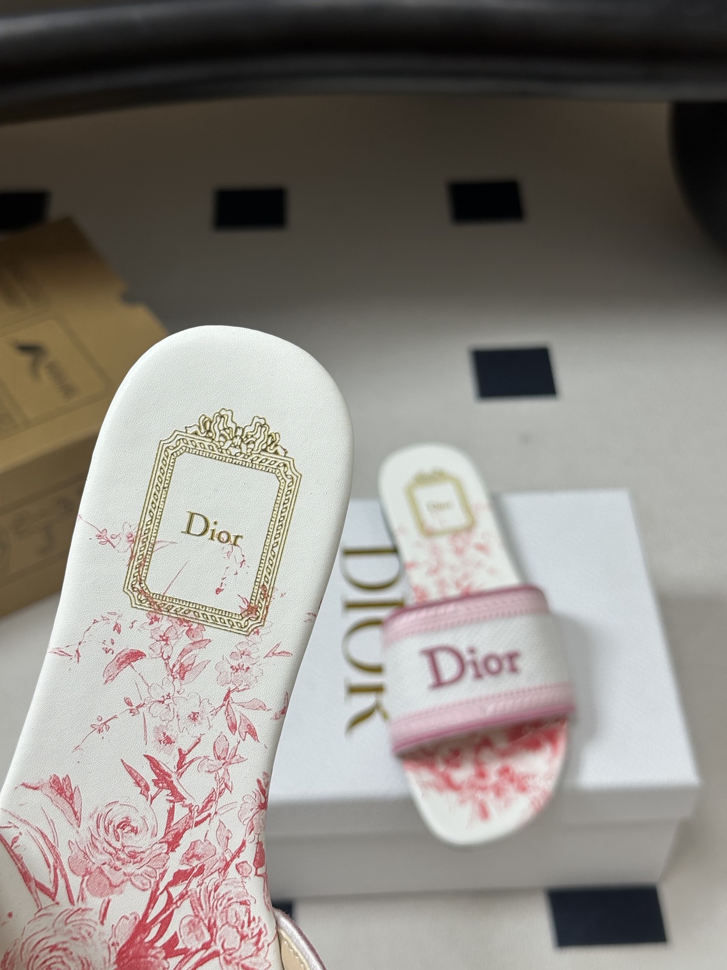 平底  2026春夏最新配色 Dior迪奥 Dway经典字母刺绣拖鞋 立体电绣高跟一字拖鞋 万年经典款 