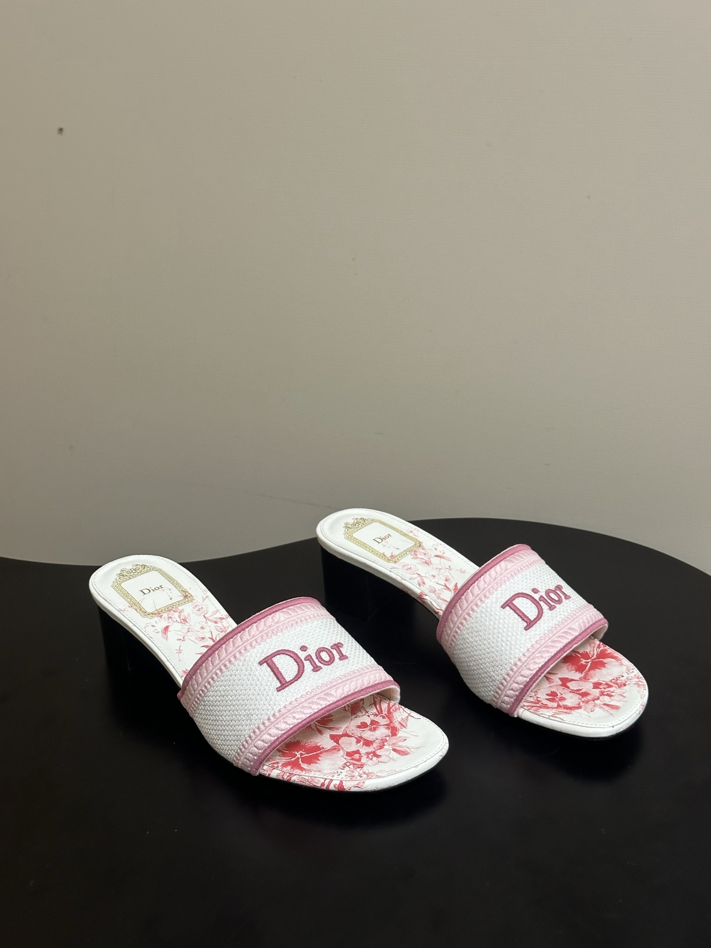 NO:814489,Flat bottom - high heel - 2026 spring and summer latest color matching Dior Dior Dway classic letter embroidered slippers Three-dimensional electric embroidered high-heeled slippers Ten thousand years of classic style This classic Dway cotton slippers are decorated with multi-color Dior Secret Garden patterns, inspired by the classic floral pattern tapestries, exuding a poetic and elegant atmosphere. The uppers are decorated with Dior logo embroidery, which is highly recognizable. It can add fashionable style to various looks and can be combined with Dior Secret  Match with other items in the Garden series to create a matching look. The upper is made of original customized high-temperature water-soluble cotton electro-embroidered fabric. The sole is Italian leather outsole. The heel is high flat/thick heel 4cm. The size is 35-39 (34.40.41.42.43 is custom-made and cannot be returned or exchanged). Slippers, dior, dior, slippers, Leather soles19860909平底-高跟- 2026春夏最新配色 Dior迪奥 Dway经典字母刺绣拖鞋 立体电绣高跟一字拖鞋 万年经典款 这款经典的Dway棉质凉拖饰以多色Dior Secret Garden图案,灵感源自经典的花卉图案挂毯,散发诗意与优雅的气息.鞋面饰以 Dior标志刺绣,富有辨识度.可为各式造型增添时髦风范,可与 Dior Secret Garden系列的其他单品搭配,打造配套造型. 鞋面原版定制高温水溶棉质电绣面料 鞋底意大利真皮大底 跟高平底/粗跟4cm 码数35-39（34.40.41.42.43定做不退换）,拖鞋,dior,dior,slippers,Leather soles,Women's Shoes