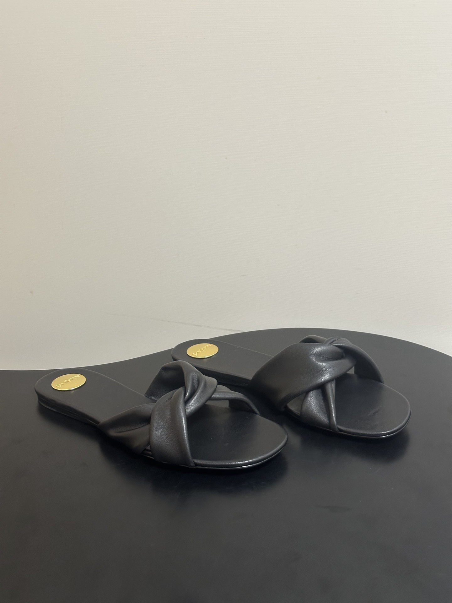 NO:814512,-Top quality (with high-end airplane box) Saint Laurent fw26 new arrival～ YSL 26s spring and summer new style cross-knot mule shoes minimalist flat sandals  The kink design of the YSL upper is like gently lifting up tender thoughts. The thick high heels with pointed toes outline neat and soft lines, with just the right amount of laziness and high-end in every step. It is an 'atmosphere artifact' that makes people fall in love at a glance. Who can resist a pair of kink mule shoes with its own elegant buff?  The pointed toe elongates the legs, and the twist adds softness. From commuting to dating, it is your safest choice, making you low-key and dazzling in the crowd. Remove unnecessary decorations, leaving only pure texture and lines. The leather twist is the finishing touch, showing refinement in simplicity, whether it is paired with a suit or a dress, it can easily hold the whole audience. The upper is cowhide, the lining is sheepskin, and the sole is Italian genuine leather.  Size 35-39 (40.41.42 customized, non-returnable), slippers, saint laurent, saint laurent, saint laurent, slippers, skirts, business suit, cowhide, sheepskin, Leather soles19860909-顶级品质（配高档飞机盒） Saint Laurent 圣罗兰fw26 new arrival～ YSL 26s 春夏新款 交叉扭结穆勒鞋极简风平底凉拖鞋 Ysl鞋面的扭结设计,像把温柔的心事轻轻挽起.尖头粗高跟,勾勒出利落又柔美的线条,每一步都带着恰到好处的慵懒与高级,是让人一眼沦陷的“氛围感神器”.谁能拒绝一双自带优雅buff的扭结穆勒鞋？尖头拉长腿型,扭结增添柔媚,从通勤到约会,它都是你最稳妥的选择,让你在人群中,低调又耀眼. 褪去多余装饰,只留纯粹的质感与线条.皮革扭结是点睛之笔,在简约中透出精致,不管是搭配西装还是连衣裙,都能轻松hold住全场. 鞋面牛皮 内里垫脚羊皮 鞋底意大利真皮大底 码数35-39（40.41.42 定做不退换）,拖鞋,saint laurent,saint laurent,saint laurent,slippers,skirts,business suit,cowhide,sheepskin,Leather soles,Women's Shoes