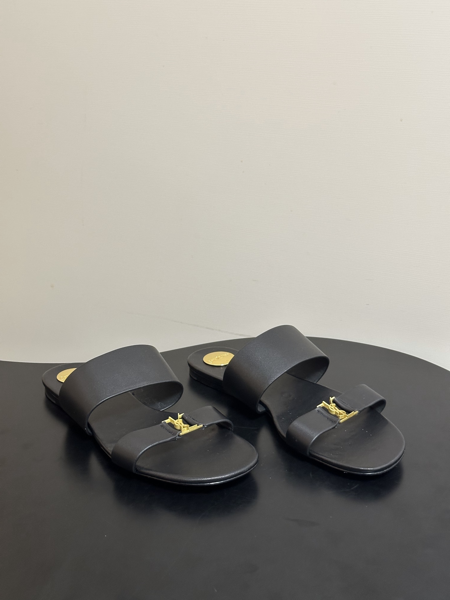 NO:814507,-Top quality (with high-end airplane case) Saint Laurent fw26 new arrival～YSL 26s spring and summer new style classic YSL letter buckle flat sandals, French elegant and simple. Super comfortable for daily wear, the insole has the brand's metal logo, and the details are perfect. Whether paired with a skirt or casual pants, it can easily enhance the style. It is a versatile fashion item in summer!  Say goodbye to cumbersomeness and return to nature. This pair of shoes uses the simplest design to outline the most moving lines. From commuting to dating, it is your most reliable 'shirt', making you low-key and dazzling in the crowd. Upper cowhide, lining sheepskin, sole Italian genuine leather outsole, size 35-39 (40.41.42 custom-made, non-refundable), slippers, saint laurent, saint laurent, saint  laurent,slippers,skirts,cowhide,sheepskin,leather soles19860909-顶级品质（配高档飞机盒） Saint Laurent 圣罗兰fw26 new arrival～ YSL 26s 春夏新款 经典YSL字母扣平底凉拖鞋 法式优雅又简约.日常外穿超舒适,鞋垫有品牌金属标志,细节满分.无论搭配裙装还是休闲裤,都能轻松提升造型感,是夏季百搭时尚单品！ 告别繁琐,回归本真.这双鞋用最简洁的设计,勾勒出最动人的线条.从通勤到约会,它都是你最可靠的“战袍”,让你在人群中,低调又耀眼. 鞋面牛皮 内里垫脚羊皮 鞋底意大利真皮大底 码数35-39（40.41.42 定做不退换）,拖鞋,saint laurent,saint laurent,saint laurent,slippers,skirts,cowhide,sheepskin,Leather soles,Women's Shoes