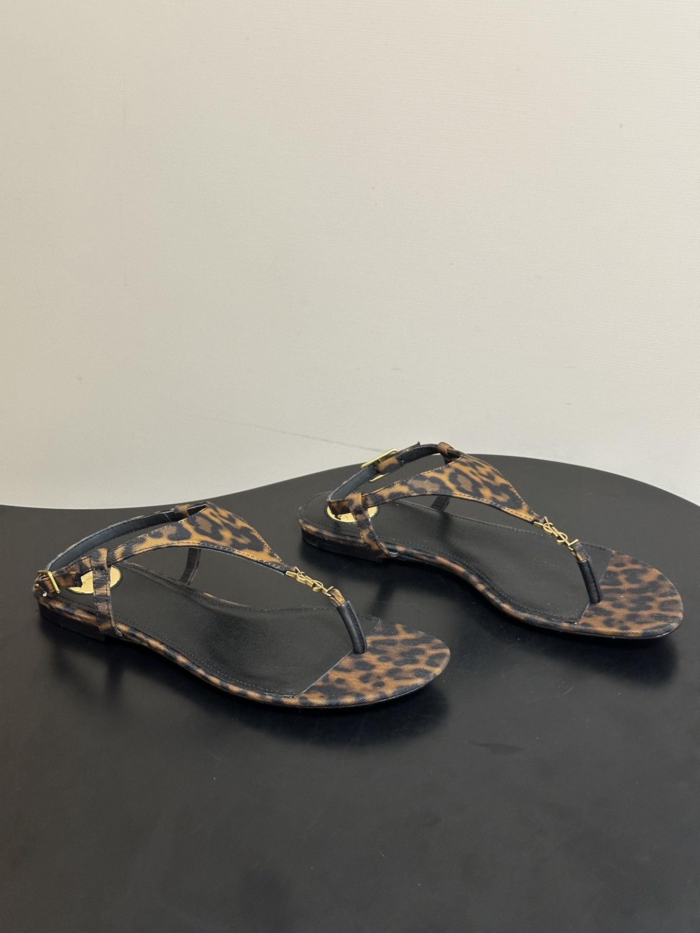 NO:814502,-Top quality (with high-end airplane case) Saint Laurent fw26 new arrival~ YSL 26s spring and summer new style, classic YSL letter buckle flip-flops, buckle flat sandals, French elegant and simple. Super comfortable for daily wear, the insole has the brand's metal logo, and the details are perfect. Whether paired with a skirt or casual pants, it can easily enhance the look. It is a versatile fashion item in summer!  Say goodbye to cumbersomeness and return to nature. This pair of shoes uses the simplest design to outline the most moving lines. From commuting to dating, it is your most reliable 'shirt', allowing you to be low-key and dazzling in the crowd. Upper cowhide, lining sheepskin, sole Italian genuine leather outsole, size 35-39 (40.41.42 custom-made, non-returnable), split-toe shoes, saint laurent, saint laurent, saint  laurent,sandals,slippers,skirts,cowhide,sheepskin,Leather soles19860909-顶级品质（配高档飞机盒） Saint Laurent 圣罗兰fw26 new arrival～ YSL 26s 春夏新款 经典YSL字母扣夹脚人字凉拖鞋搭扣平底凉鞋 法式优雅又简约.日常外穿超舒适,鞋垫有品牌金属标志,细节满分.无论搭配裙装还是休闲裤,都能轻松提升造型感,是夏季百搭时尚单品！ 告别繁琐,回归本真.这双鞋用最简洁的设计,勾勒出最动人的线条.从通勤到约会,它都是你最可靠的“战袍”,让你在人群中,低调又耀眼. 鞋面牛皮 内里垫脚羊皮 鞋底意大利真皮大底 码数35-39（40.41.42 定做不退换）,分趾鞋,saint laurent,saint laurent,saint laurent,sandals,slippers,skirts,cowhide,sheepskin,Leather soles,Women's Shoes