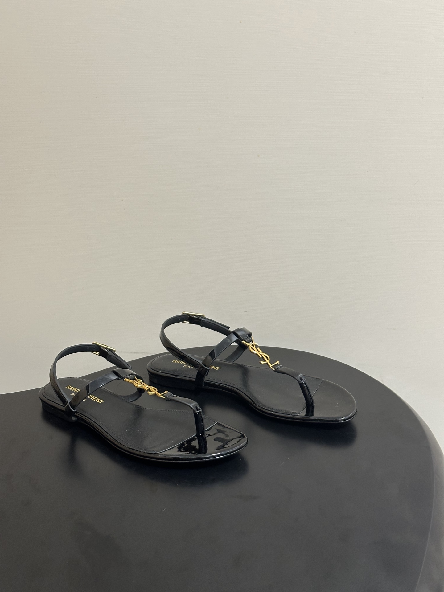 NO:815309,-Top quality (with high-end airplane case) Saint Laurent fw26 new arrival~ YSL 26s spring and summer new style, classic YSL letter buckle flip-flops, buckle T-strap flat sandals, French style elegant and simple. Super comfortable for daily wear, with brand metal logo on the insole, full of details. Whether paired with a skirt or casual pants, it can easily enhance the style, it is a versatile fashion item in summer!  Say goodbye to cumbersomeness and return to nature. This pair of shoes uses the simplest design to outline the most moving lines. From commuting to dating, it is your most reliable 'shirt', allowing you to be low-key and dazzling in the crowd. Upper cowhide, lining sheepskin, sole Italian genuine leather outsole, size 35-39 (40.41.42 custom-made, non-returnable), split-toe shoes, saint laurent, saint laurent, saint  laurent,sandals,slippers,skirts,cowhide,sheepskin,Leather soles19860909-顶级品质（配高档飞机盒） Saint Laurent 圣罗兰fw26 new arrival～ YSL 26s 春夏新款 经典YSL字母扣夹脚人字凉拖鞋搭扣T字带平底凉鞋 法式优雅又简约.日常外穿超舒适,鞋垫有品牌金属标志,细节满分.无论搭配裙装还是休闲裤,都能轻松提升造型感,是夏季百搭时尚单品！ 告别繁琐,回归本真.这双鞋用最简洁的设计,勾勒出最动人的线条.从通勤到约会,它都是你最可靠的“战袍”,让你在人群中,低调又耀眼. 鞋面牛皮 内里垫脚羊皮 鞋底意大利真皮大底 码数35-39（40.41.42 定做不退换）,分趾鞋,saint laurent,saint laurent,saint laurent,sandals,slippers,skirts,cowhide,sheepskin,Leather soles,Women's Shoes
