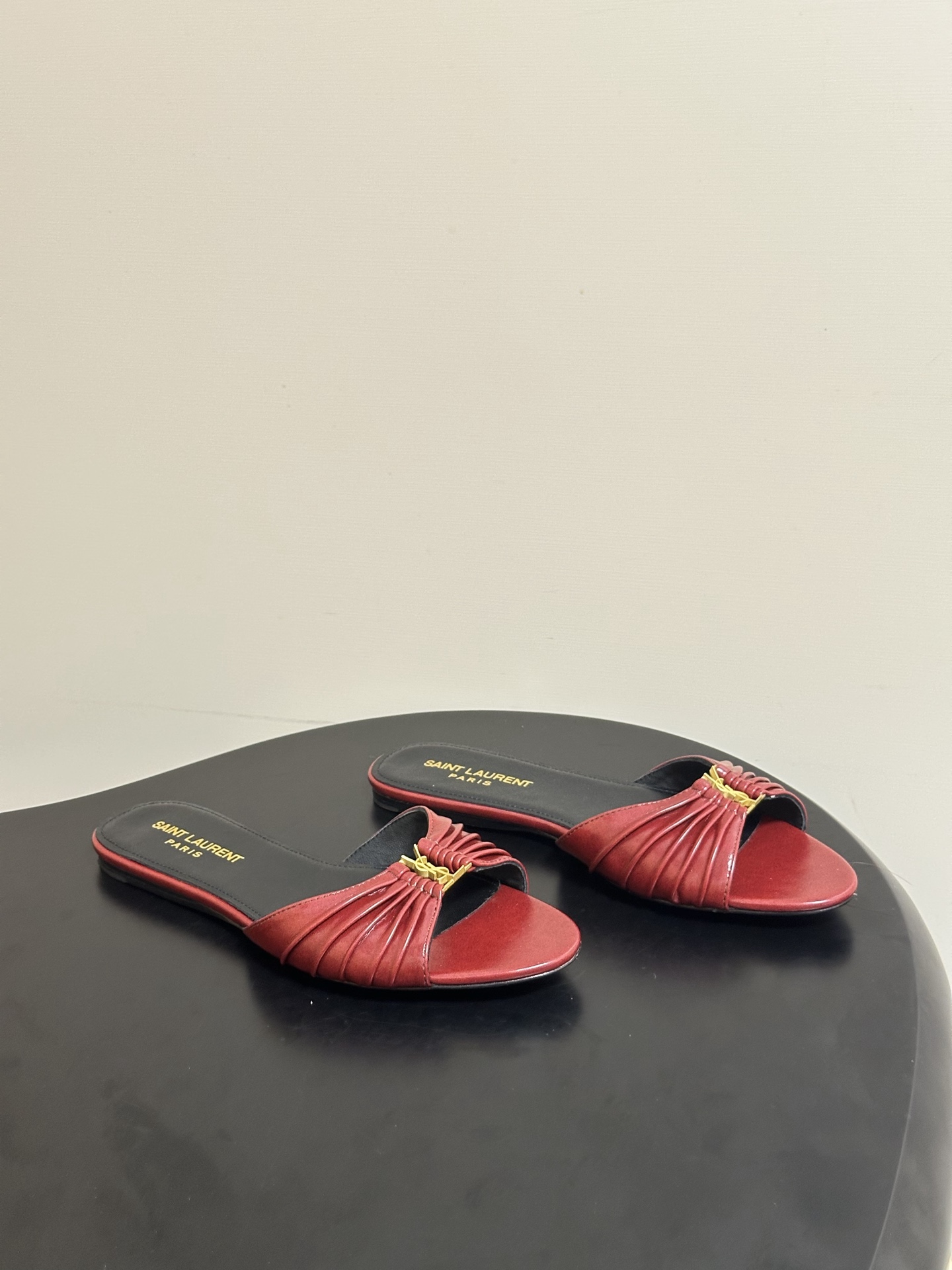 NO:815303,-Top quality (with high-end airplane box) Saint Laurent fw26 new arrival～ YSL 26s spring and summer new style pleated mules classic YSL letter buckle flat sandals  The pleated design of the YSL upper is like putting the delicacy in retro pictorials into the shoe. The metal buckles are embellished with it, and every step brings just the right amount of nobility and style. It is an 'atmosphere artifact' that makes people fall in love at a glance. The complexity is faded, leaving only pure texture and lines. The pleated leather is the finishing touch, showing exquisiteness in simplicity. Whether it is paired with a suit or a dress, it can easily hold the audience. Who can resist a pair of pleated mules with their own elegant buff?  The pointed toe lengthens the leg shape and the pleats add softness. From commuting to dating, it is your safest choice, making you low-key and dazzling in the crowd. Upper cowhide leather lining sheepskin sole Italian genuine leather outsole Size 35-39 (40.41.42 Customized, non-refundable), slippers, saint laurent, saint laurent, saint laurent, slippers, skirts, business  suit,cowhide,sheepskin,leather soles19860909-顶级品质（配高档飞机盒） Saint Laurent 圣罗兰fw26 new arrival～ YSL 26s 春夏新款 褶皱穆勒鞋经典YSL字母扣平底凉拖鞋 Ysl鞋面的褶皱设计,像把复古画报里的精致揉进了鞋里.金属扣点缀其间,每一步都带着恰到好处的贵气与风情,是让人一眼沦陷的“氛围感神器”.褪去繁杂,只留纯粹的质感与线条.褶皱皮革是点睛之笔,在简约中透出精致,不管是搭配西装还是连衣裙,都能轻松hold住全场. 谁能拒绝一双自带优雅buff的褶皱穆勒鞋？尖头拉长腿型,褶皱增添柔媚,从通勤到约会,它都是你最稳妥的选择,让你在人群中,低调又耀眼. 鞋面牛皮 内里垫脚羊皮 鞋底意大利真皮大底 码数35-39（40.41.42 定做不退换）,拖鞋,saint laurent,saint laurent,saint laurent,slippers,skirts,business suit,cowhide,sheepskin,Leather soles,Women's Shoes