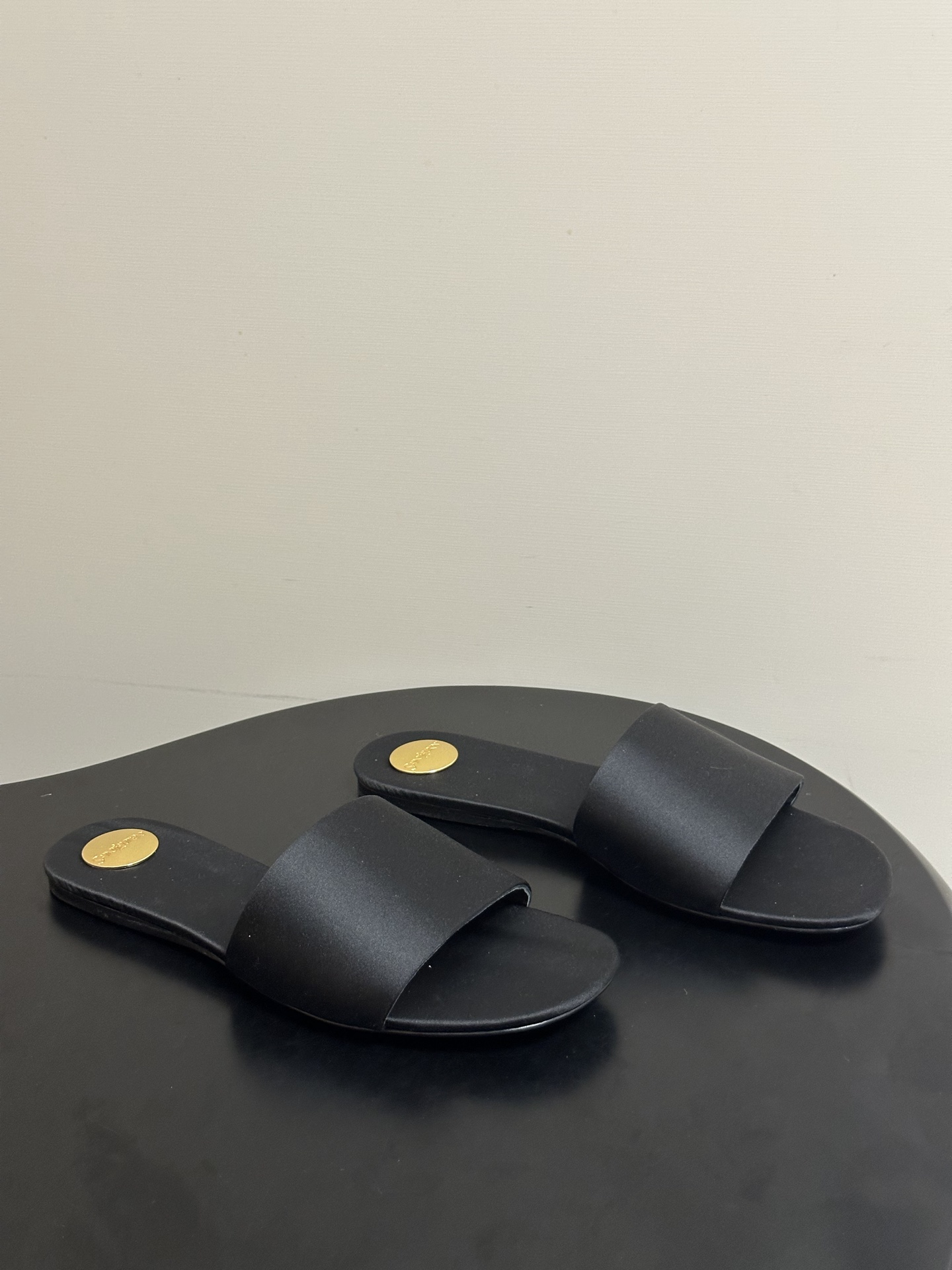 NO:815297,-Top quality (with high-end airplane box) Saint Laurent fw26 new arrival~ YSL 26s spring and summer new small square toe one-strap silk satin mules minimalist style flat sandals  YSL satin square toe, one-word strap outlines neat lines, and the golden round mark is a low-key finishing touch. From the enthusiasm of rose red to the wildness of leopard print, each pair tells a different emotion. This pair of shoes is your aura business card without words. Who knows!  These satin mules are so beautiful!  The square toe + one-strap design is retro and fashionable, turning your feet into paper figures instantly. Whether it is paired with a suit or a mini skirt, it can easily create a sense of atmosphere and can be worn for commuting and dating!  When you need a sense of power, wear it. The smoothness of satin and the sharp collision of high heels hide the undefined self in every step. Today, it is the enthusiasm of rose red, the uninhibitedness of leopard print, and your most comfortable look. Customized silk satin fabric for the upper, sheepskin lining for the feet, Italian genuine leather outsole for the sole, size 35-39 (40.41.42 custom-made, non-refundable), slippers, saint  laurent,saint laurent,saint laurent,slippers,skirts,business suit,sheepskin,real silk,silk fabric,Leather soles19860909-顶级品质（配高档飞机盒） Saint Laurent 圣罗兰fw26 new arrival～ YSL 26s 春夏新款小方头一字带真丝绸缎面穆勒鞋极简风平底凉拖鞋 Ysl缎面方头,一字带带勾勒出利落线条,金色圆标是低调的点睛之笔.从玫红的热烈到豹纹的野性,每一双都在诉说不同的情绪.这双鞋,是你无需言语的气场名片.谁懂啊！这双缎面穆勒鞋真的美到心巴上！方头+一字带的设计,复古又时髦,上脚秒变纸片人. 不管是配西装还是小裙子,都能轻松拿捏氛围感,通勤约会都能穿！当你需要一点力量感,就穿上它.绸缎的柔滑与高跟的锐利碰撞,在每一步里,都藏着不被定义的自我.今天,是玫红的热烈,是豹纹的不羁,也是你最自在的模样. 鞋面定制真丝绸缎面料 内里垫脚羊皮 鞋底意大利真皮大底 码数35-39（40.41.42定做不退换）,拖鞋,saint laurent,saint laurent,saint laurent,slippers,skirts,business suit,sheepskin,real silk,silk fabric,Leather soles,Women's Shoes