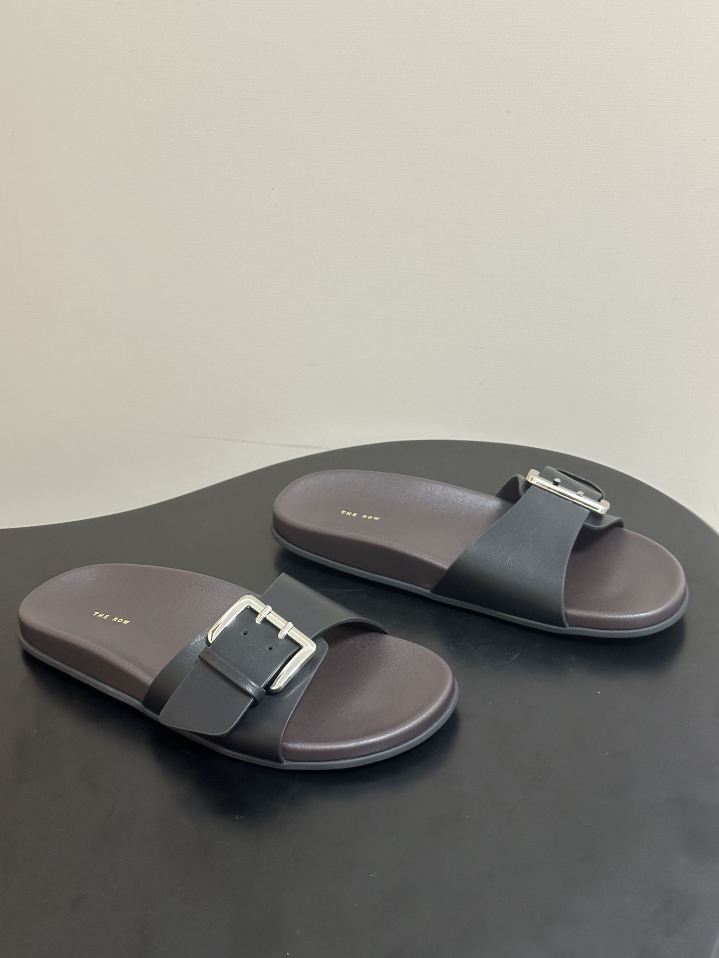 NO:815291,- THE ROW 26s new spring and summer TR minimalist style one-line buckle beach thick-soled sandals. The classic one-line strap + buckle structure is wide and the main strap is stable and elegant. The thin straps are embellished with a sense of refinement. The top of the foot instantly lengthens the leg shape, making the feet slimmer and whiter. The yellow and black leather is not stepped on when you close your eyes!  The off-white color is clean and refreshing, and the black color is cool and versatile. Whether it is commuting, vacationing or daily outings, it can perfectly suit your outfit. No matter the shape of your feet!  It can be perfectly accommodated by wide feet and fleshy feet. The open-toe design is refreshing and breathable. You will no longer have to worry about stuffy feet and sweaty feet when wearing it in summer. Upper cowhide, inner foot pad sheepskin, sole open-molded rubber outsole, size 35-39 (customized for 40, non-refundable), slippers, slippers, cowhide, sheepskin19860909- THE ROW 26s春夏新款 TR极简风一字带搭扣沙滩厚底凉拖鞋 经典一字带+搭扣结构宽幅主带稳重大气,细带点缀精致感,上脚瞬间拉长腿型,显脚瘦又显白,黄黑皮闭眼入都不踩雷！米白色干净清爽、黑色酷飒百搭,不管是通勤、度假还是日常出街,都能完美适配你的穿搭. 不挑脚型！宽脚、肉脚都能完美包容,露趾设计清爽透气,夏天穿再也不怕闷脚汗脚了. 鞋面牛皮 内里垫脚羊皮 鞋底开模橡胶大底 码数35-39（40定做不退换）,拖鞋,slippers,cowhide,sheepskin,Women's Shoes