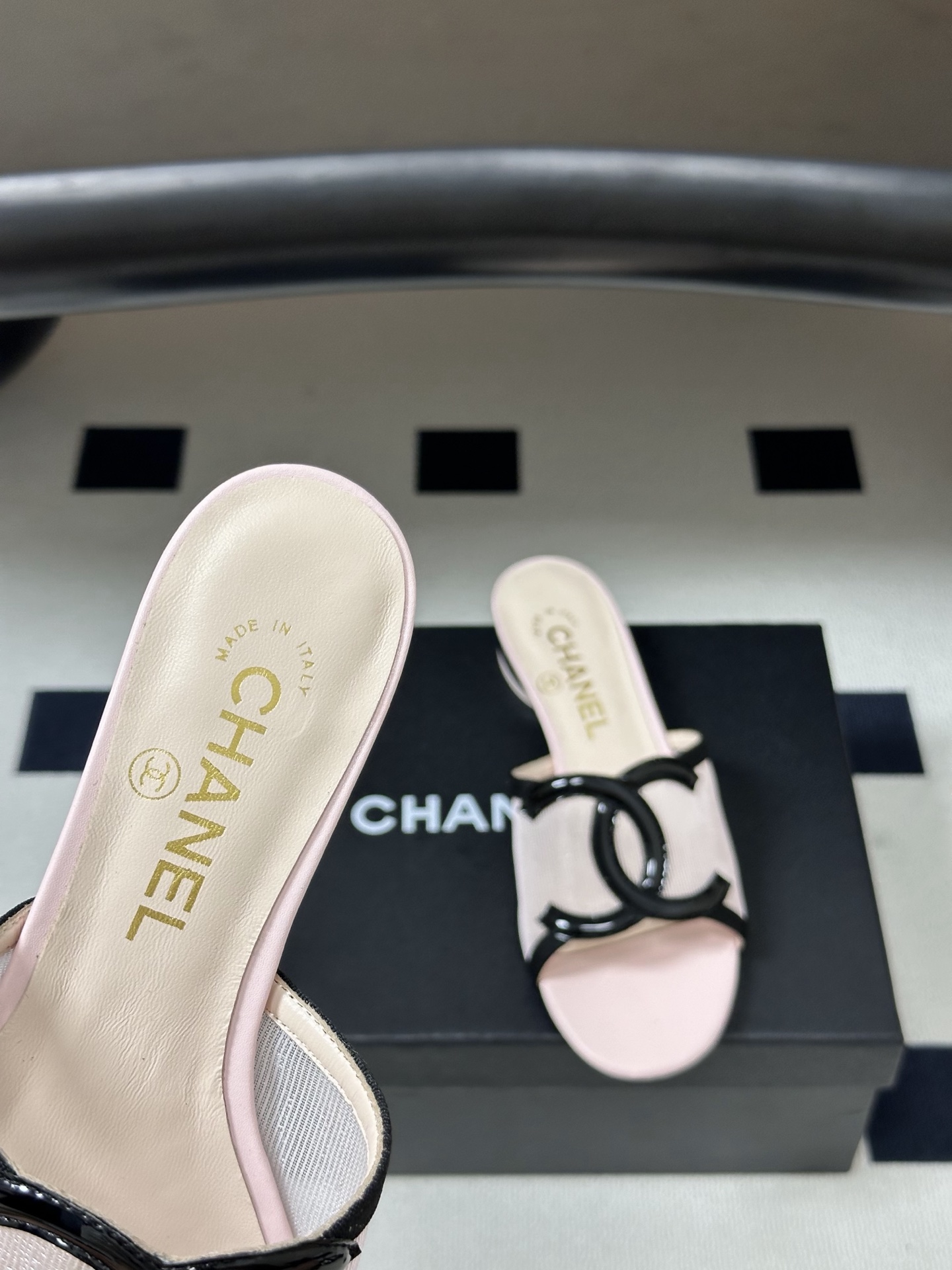 26Ss春夏新款Chanel香奈儿 度假风小香经典大双C镂空小猫跟凉拖鞋蜜儿一字带平底拖鞋网面凉拖鞋鞋面