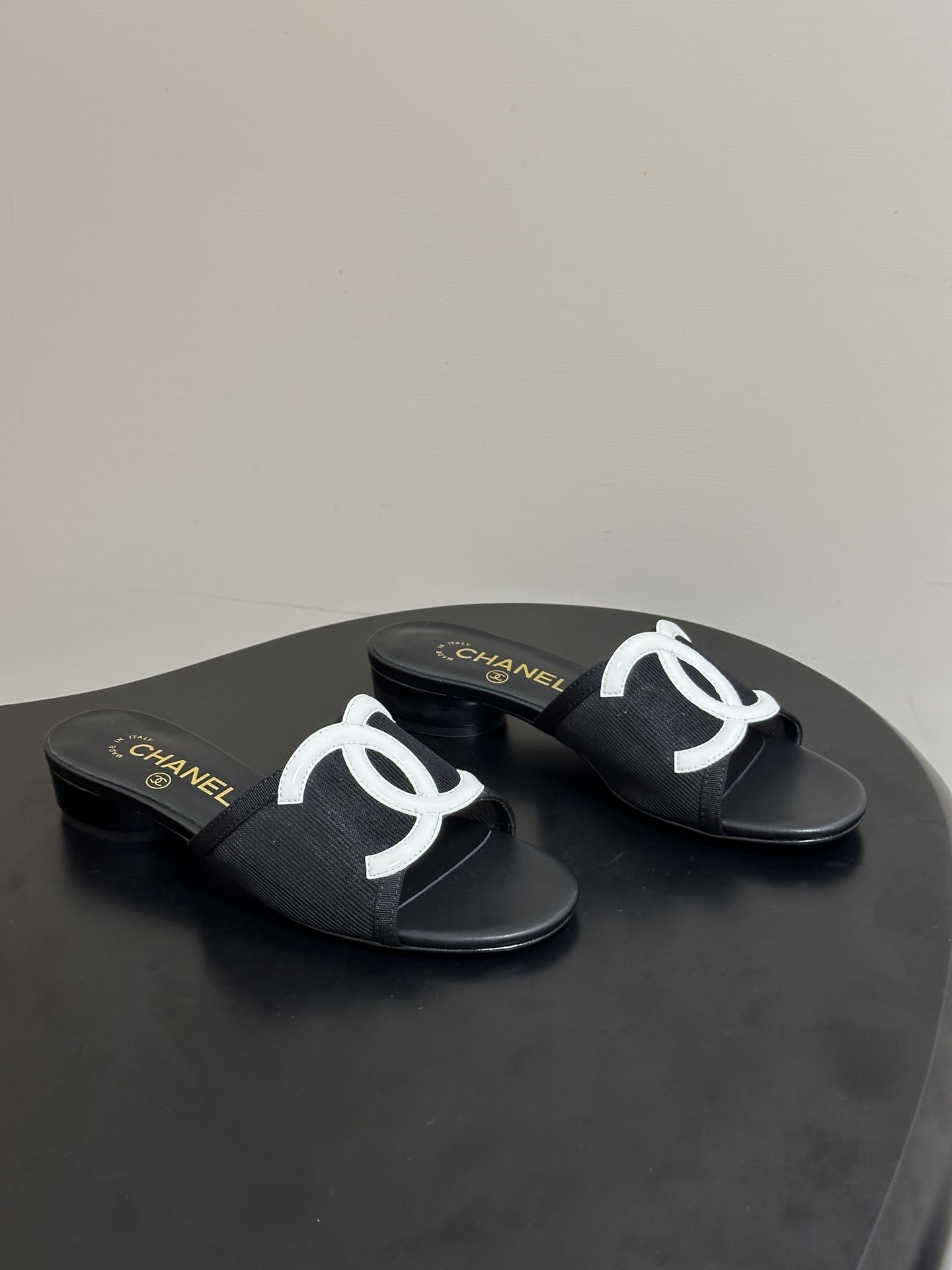 NO:815285,- 26Ss Spring and Summer New Chanel Chanel Resort Style Xiaoxiang Classic Large Double C Hollow Kitten Heel Sandals Mier Strap Flat Slippers Mesh Sandals  The upper is decorated with a large double C logo, which is Xiaoxiang's classic design symbol, with both a sense of sophistication and brand recognition. It is a flat-soled flip-flop with an open toe + mules shoe design that is simple and comfortable. The flat-soled structure is suitable for daily casual scenes, and the shape of the strap can also modify the foot shape. Classic colors, versatile and can adapt to different styles. Upper sheepskin/customized mesh, lining sheepskin, sole Italian leather outsole  Size 35-39 (34.40.41.42 customized, non-refundable), slippers, chanel, chanel, slippers, sheepskin, Leather soles19860909- 26Ss春夏新款Chanel香奈儿 度假风小香经典大双C镂空小猫跟凉拖鞋蜜儿一字带平底拖鞋网面凉拖鞋 鞋面装饰大双c标志,是小香的经典设计符号,兼具精致感与品牌辨识度.为平底一字拖,露趾+穆勒鞋型的设计简约舒适,平底结构适配日常休闲场景,一字带的造型也能修饰脚型.经典色系,百搭且能适配不同穿搭风格. 鞋面羊皮/定制网纱 内里垫脚羊皮 鞋底意大利真皮大底 码数35-39（34.40.41.42 定做不退换）,拖鞋,chanel,chanel,slippers,sheepskin,Leather soles,Women's Shoes