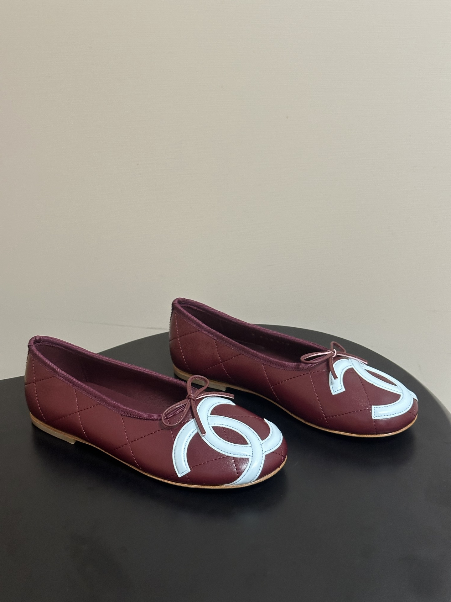 NO:815279,- 26P new spring and summer Chanel Xiaoxiang second-hand model Kangpeng 2nd generation genuine leather sole series ballet shoes large pair C flat shoes classic bow shallow mouth shoes Retro style is coming, long time no see!  Kangpeng series!  The very popular big double C design, hand stitching is very time-consuming and labor-intensive, the unique outsole double stitching method, the rose red bottom sticker allows you to reveal the highlights inadvertently, the outsole stitching will never come off, it is firm and permanent, retro is classic, and the rich C flavor will be passed down forever!  It is comfortable on the foot and suitable for various occasions. It has a small heel and is easy to walk. It feels great on the feet. Lambskin upper, sheepskin lining, Italian genuine leather outsole, size 35-39 (40.41 custom-made, non-refundable), single shoes, chanel, sheepskin, Leather soles19860909- 26P春夏新款Chanel 小香中古款康鹏2代真皮底系列芭蕾舞鞋大双C平底单鞋经典蝴蝶结浅口单鞋 复古款来袭,好久不见！康鹏系列！非常火的大双C设计,手工车线非常耗时耗力,独特大底双拼做法,玫红色底贴让你不经意露出亮点,大底车线永不脱底牢固永久,复古就是经典,浓郁C味永久流传！ 上脚舒适 适合各种场合 带点小跟又很好走路 脚感绝了 鞋面小羊皮 内里垫脚羊皮 鞋底意大利真皮大底 码数35—39（40.41定做不退换）,单鞋,chanel,sheepskin,Leather soles,Women's Shoes