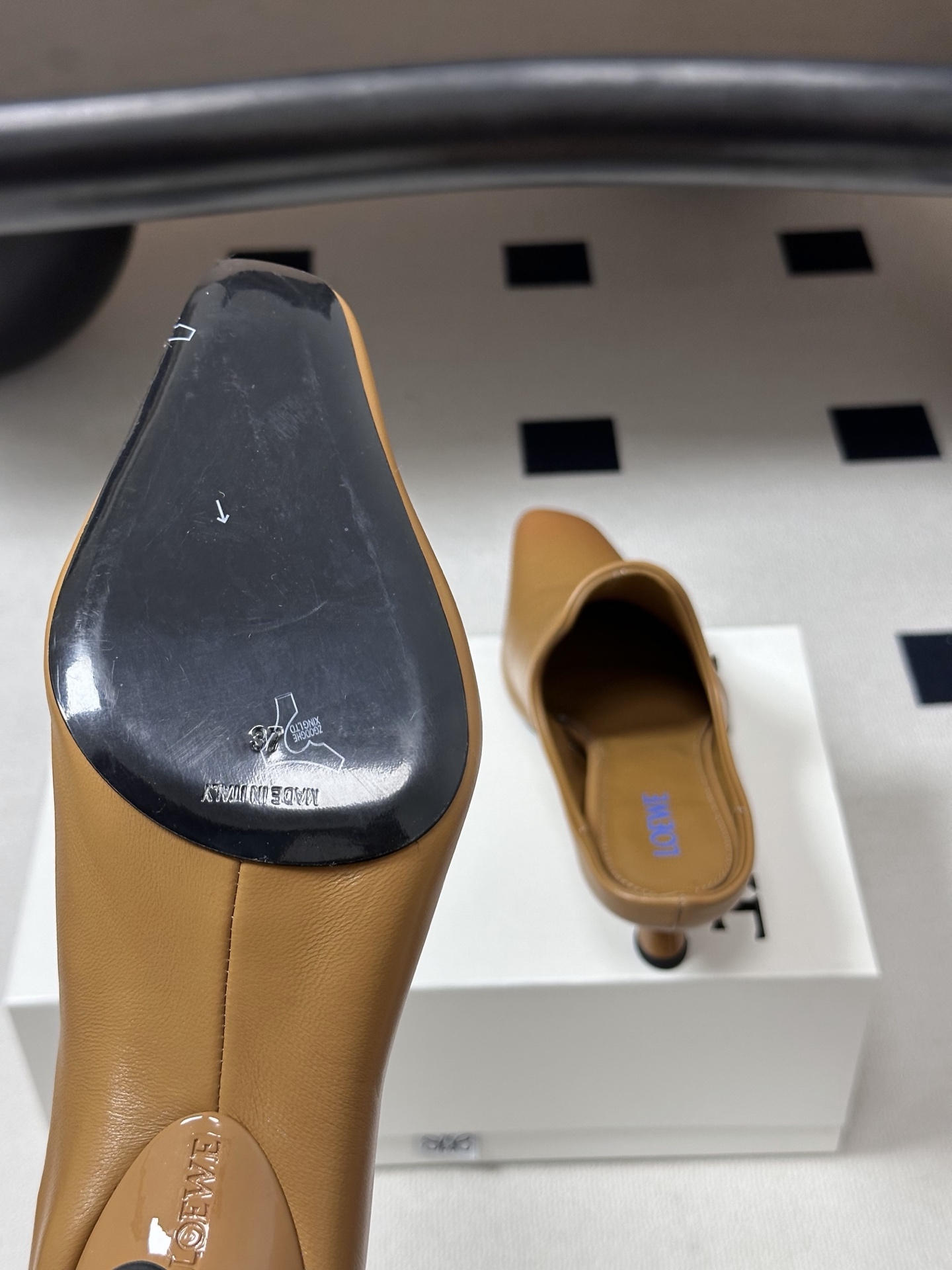 LOEWE 罗意威 26Fw春夏新款 复古风方头小猫跟凉拖鞋高跟穆勒半拖鞋Onda矮跟凉鞋｜上脚超好看的