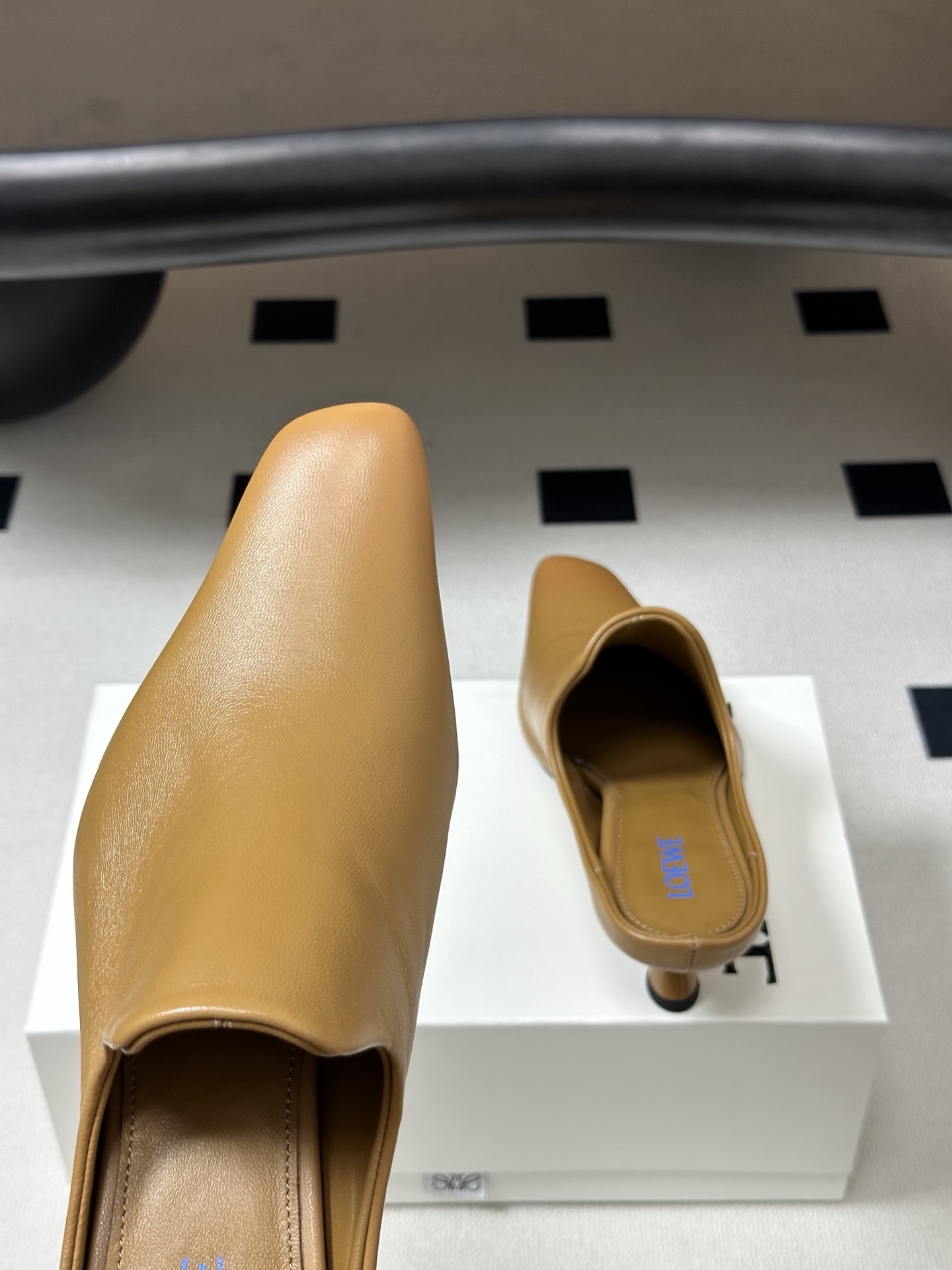 LOEWE 罗意威 26Fw春夏新款 复古风方头小猫跟凉拖鞋高跟穆勒半拖鞋Onda矮跟凉鞋｜上脚超好看的