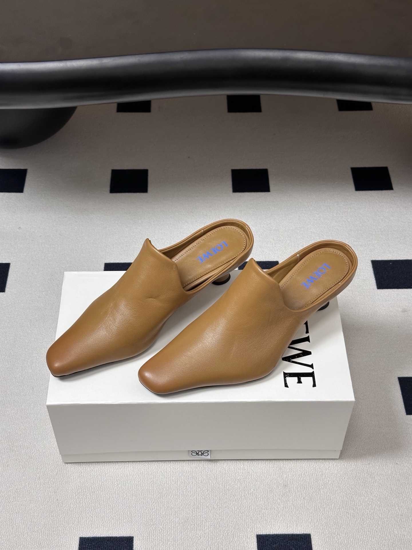 LOEWE 罗意威 26Fw春夏新款 复古风方头小猫跟凉拖鞋高跟穆勒半拖鞋Onda矮跟凉鞋｜上脚超好看的