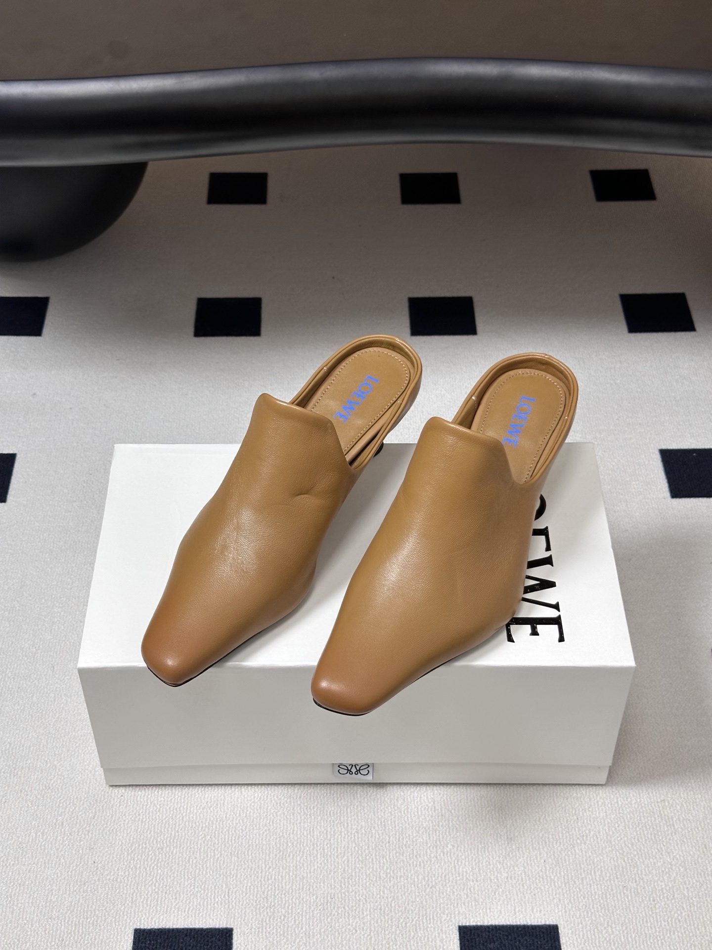 LOEWE 罗意威 26Fw春夏新款 复古风方头小猫跟凉拖鞋高跟穆勒半拖鞋Onda矮跟凉鞋｜上脚超好看的