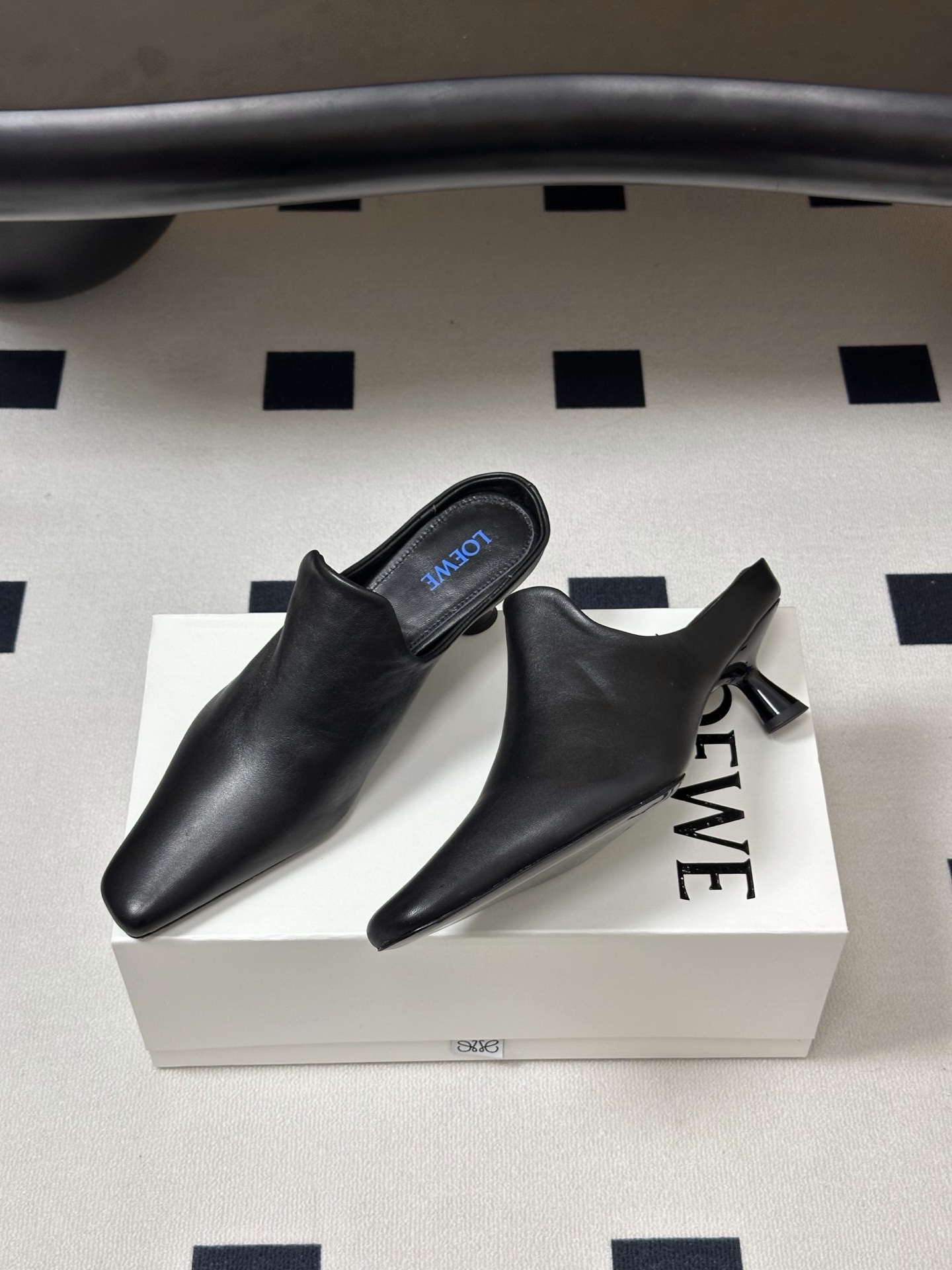 LOEWE 罗意威 26Fw春夏新款 复古风方头小猫跟凉拖鞋高跟穆勒半拖鞋Onda矮跟凉鞋｜上脚超好看的