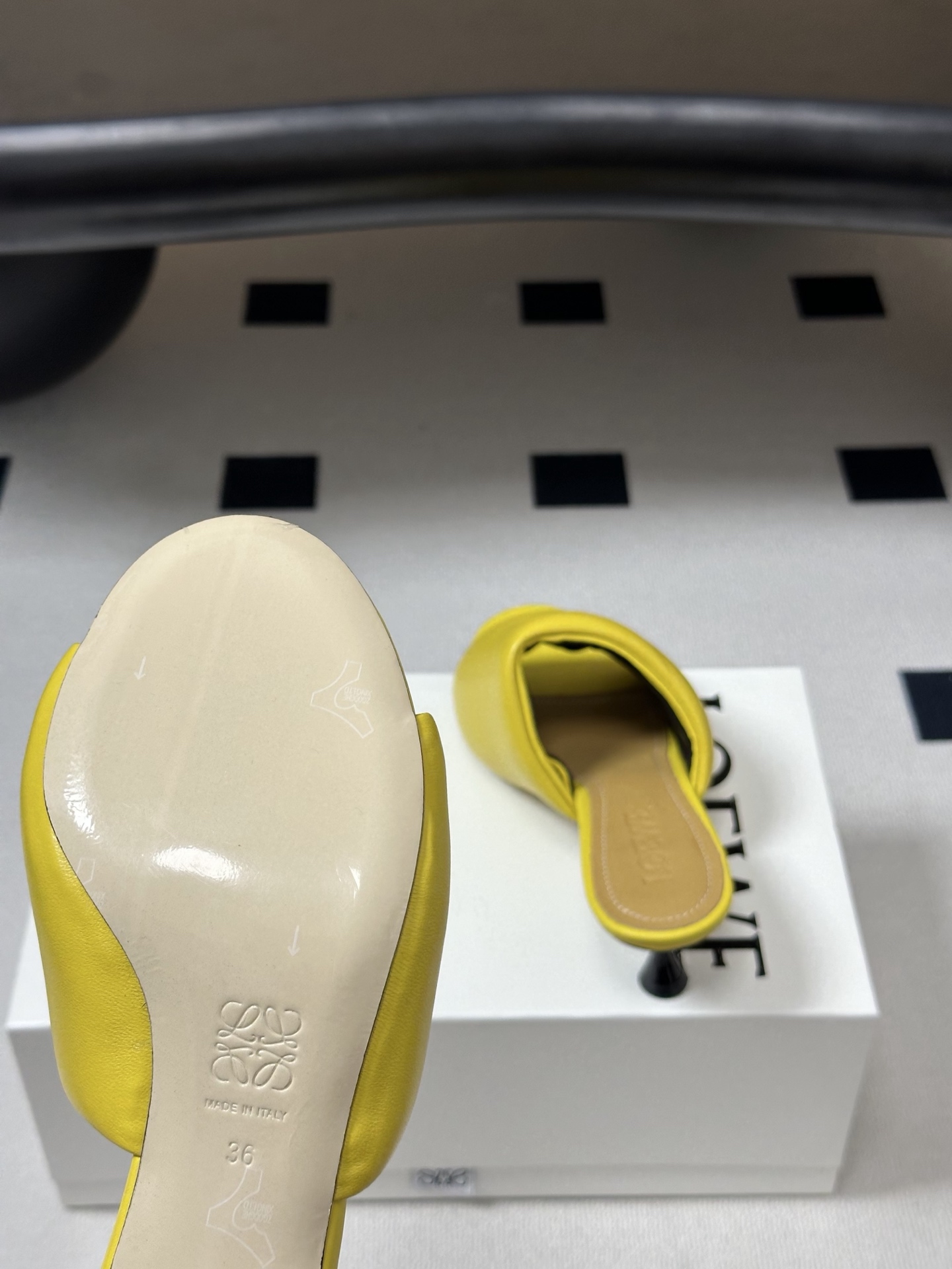 LOEWE 罗意威 26ss春夏新款 经典金属扣面包小猫跟凉拖鞋今年超火的品牌 好多明星网红时尚博主种草