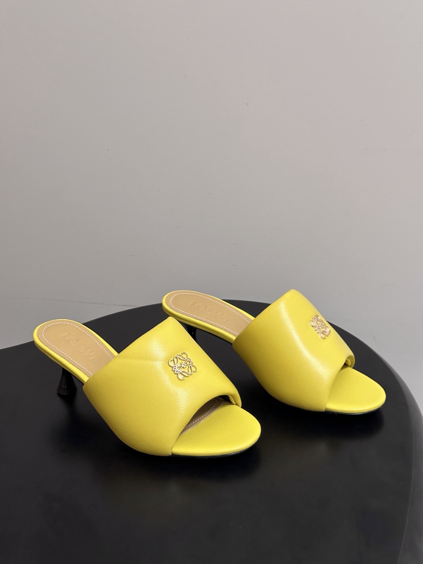 LOEWE 罗意威 26ss春夏新款 经典金属扣面包小猫跟凉拖鞋今年超火的品牌 好多明星网红时尚博主种草
