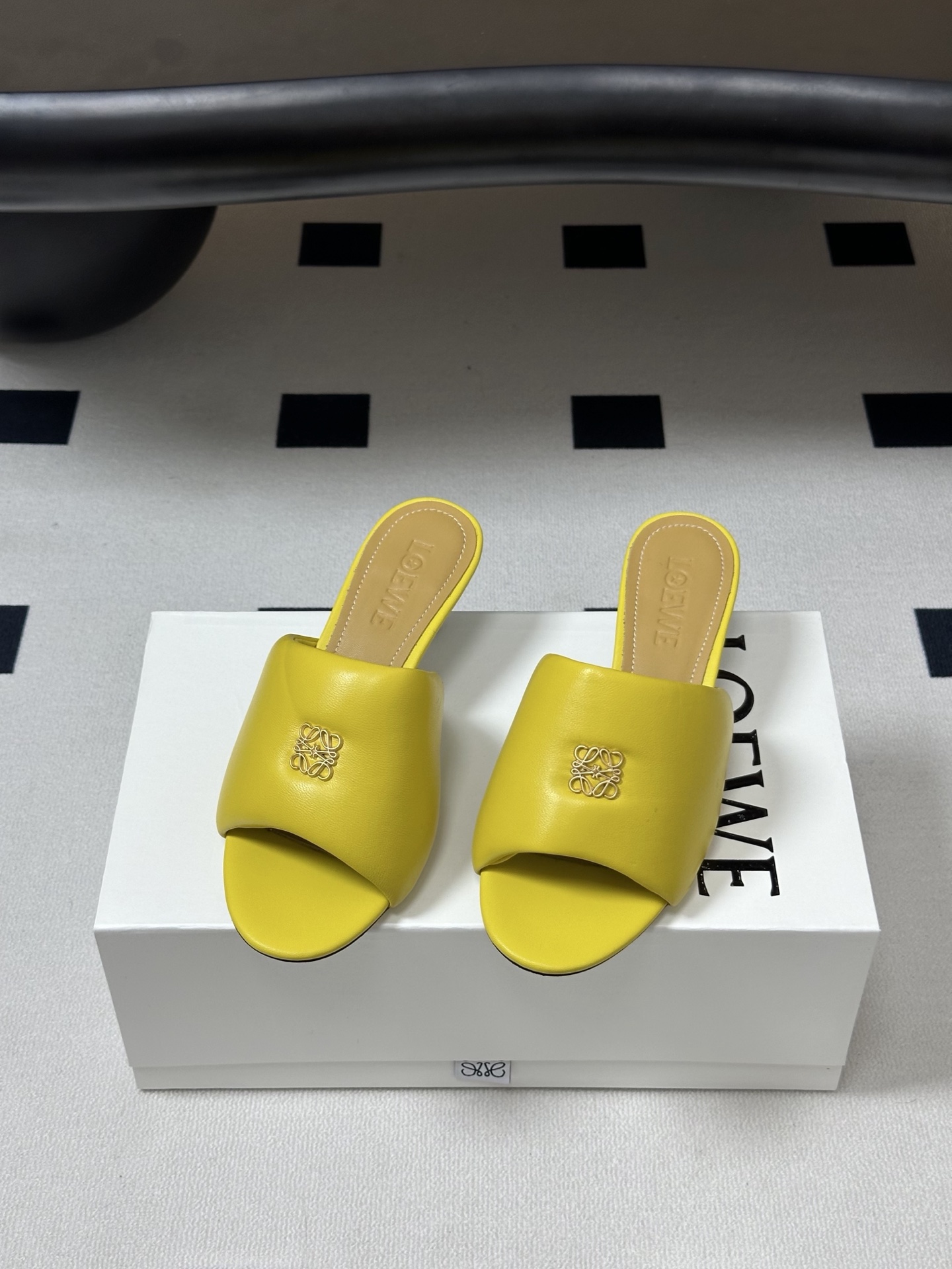 LOEWE 罗意威 26ss春夏新款 经典金属扣面包小猫跟凉拖鞋今年超火的品牌 好多明星网红时尚博主种草