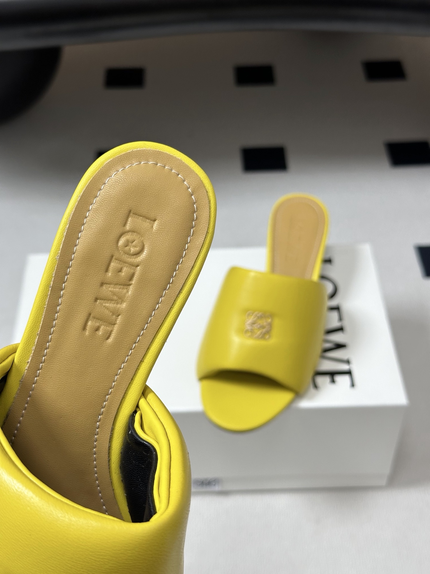 LOEWE 罗意威 26ss春夏新款 经典金属扣面包小猫跟凉拖鞋今年超火的品牌 好多明星网红时尚博主种草
