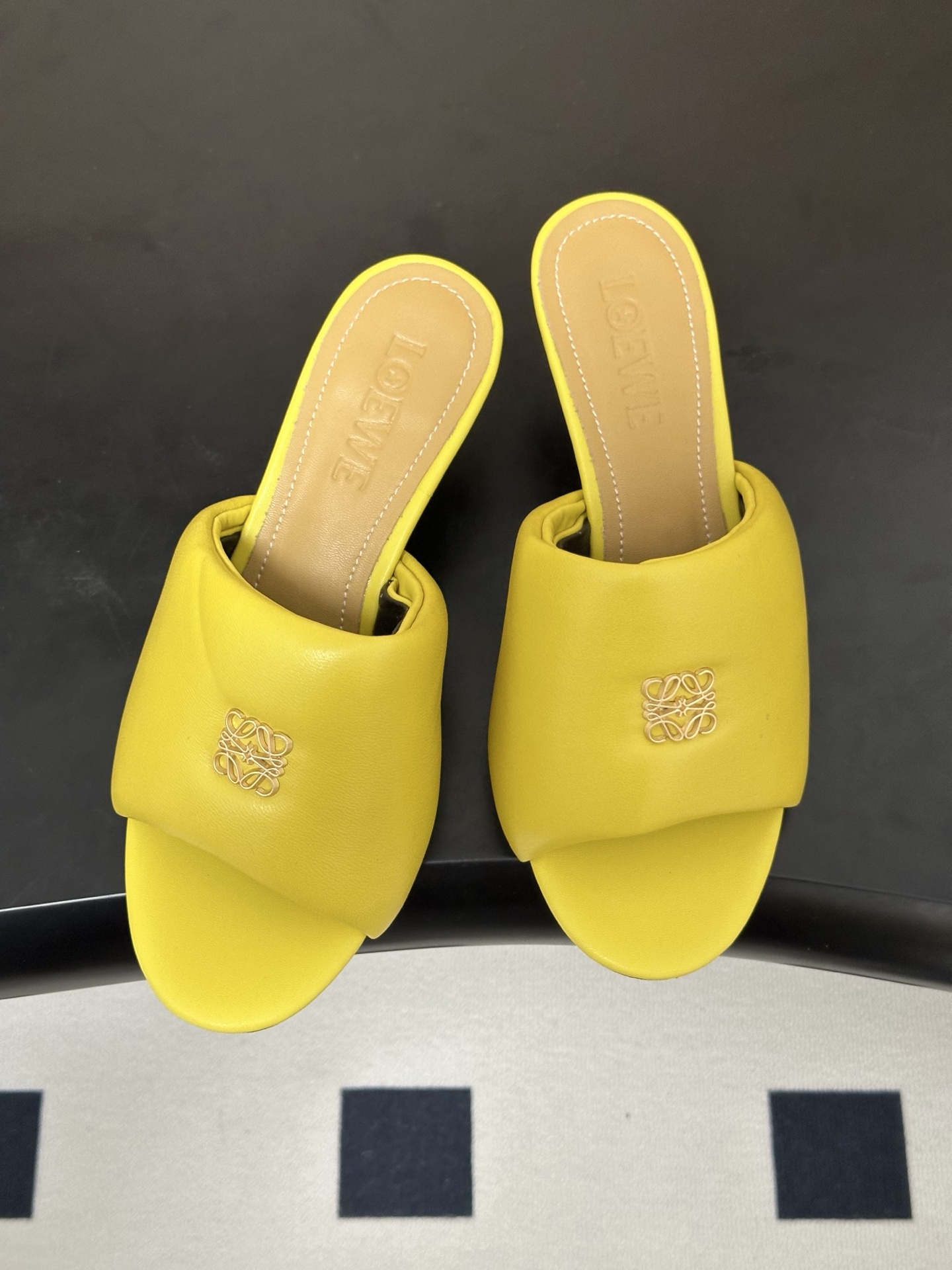 LOEWE 罗意威 26ss春夏新款 经典金属扣面包小猫跟凉拖鞋今年超火的品牌 好多明星网红时尚博主种草