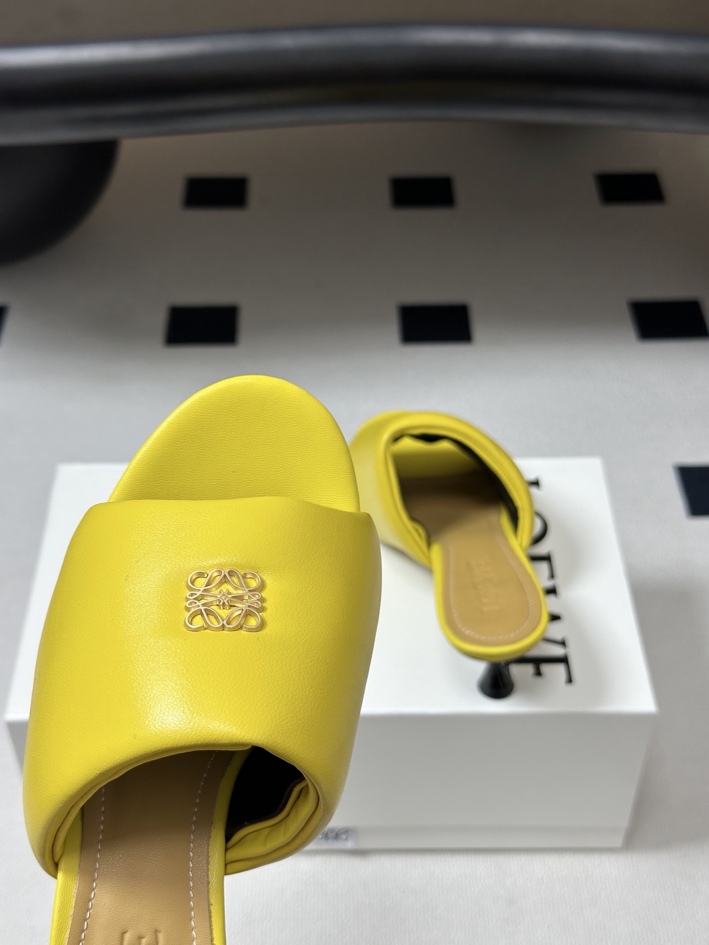 LOEWE 罗意威 26ss春夏新款 经典金属扣面包小猫跟凉拖鞋今年超火的品牌 好多明星网红时尚博主种草