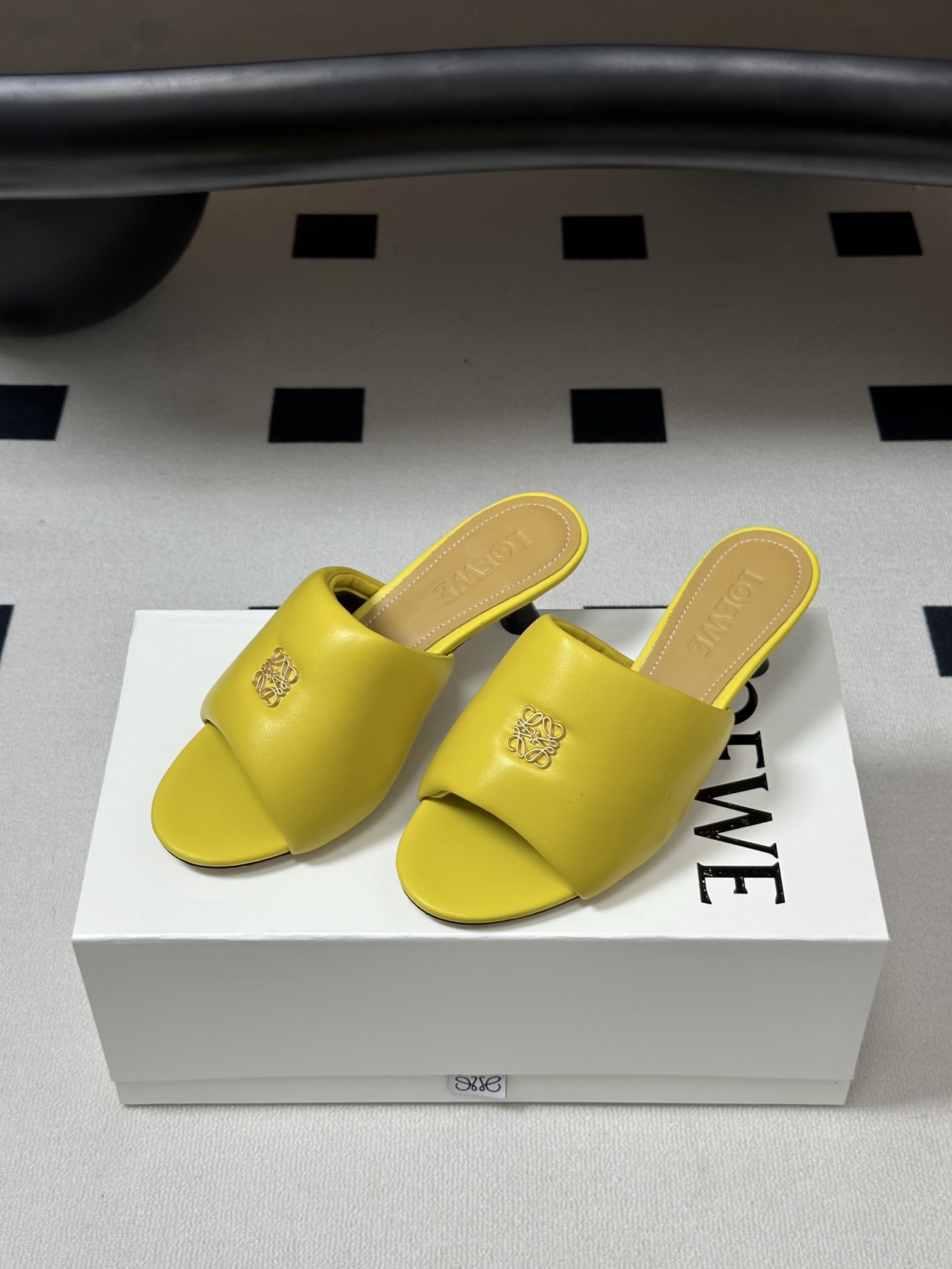 LOEWE 罗意威 26ss春夏新款 经典金属扣面包小猫跟凉拖鞋今年超火的品牌 好多明星网红时尚博主种草