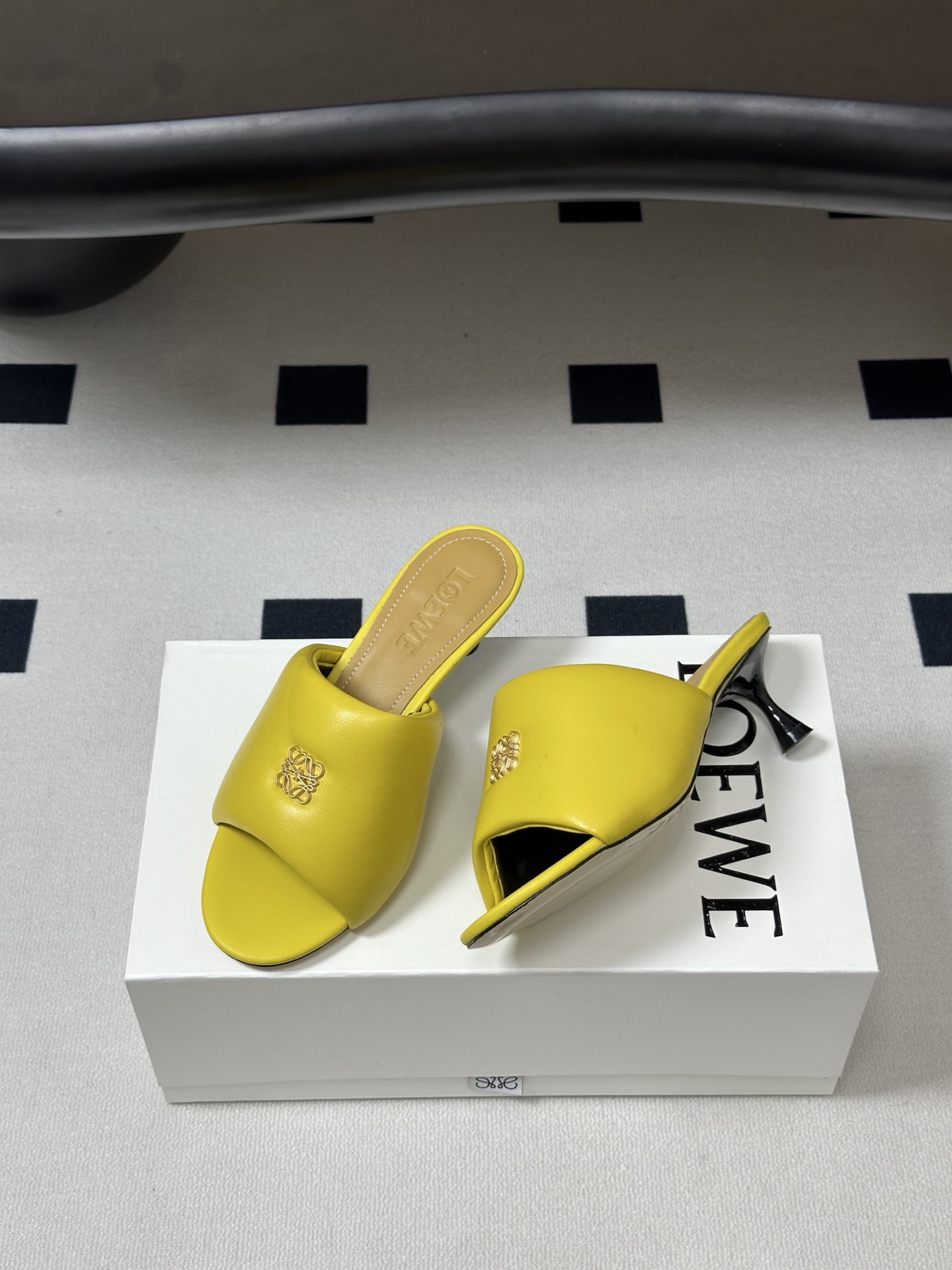 LOEWE 罗意威 26ss春夏新款 经典金属扣面包小猫跟凉拖鞋今年超火的品牌 好多明星网红时尚博主种草