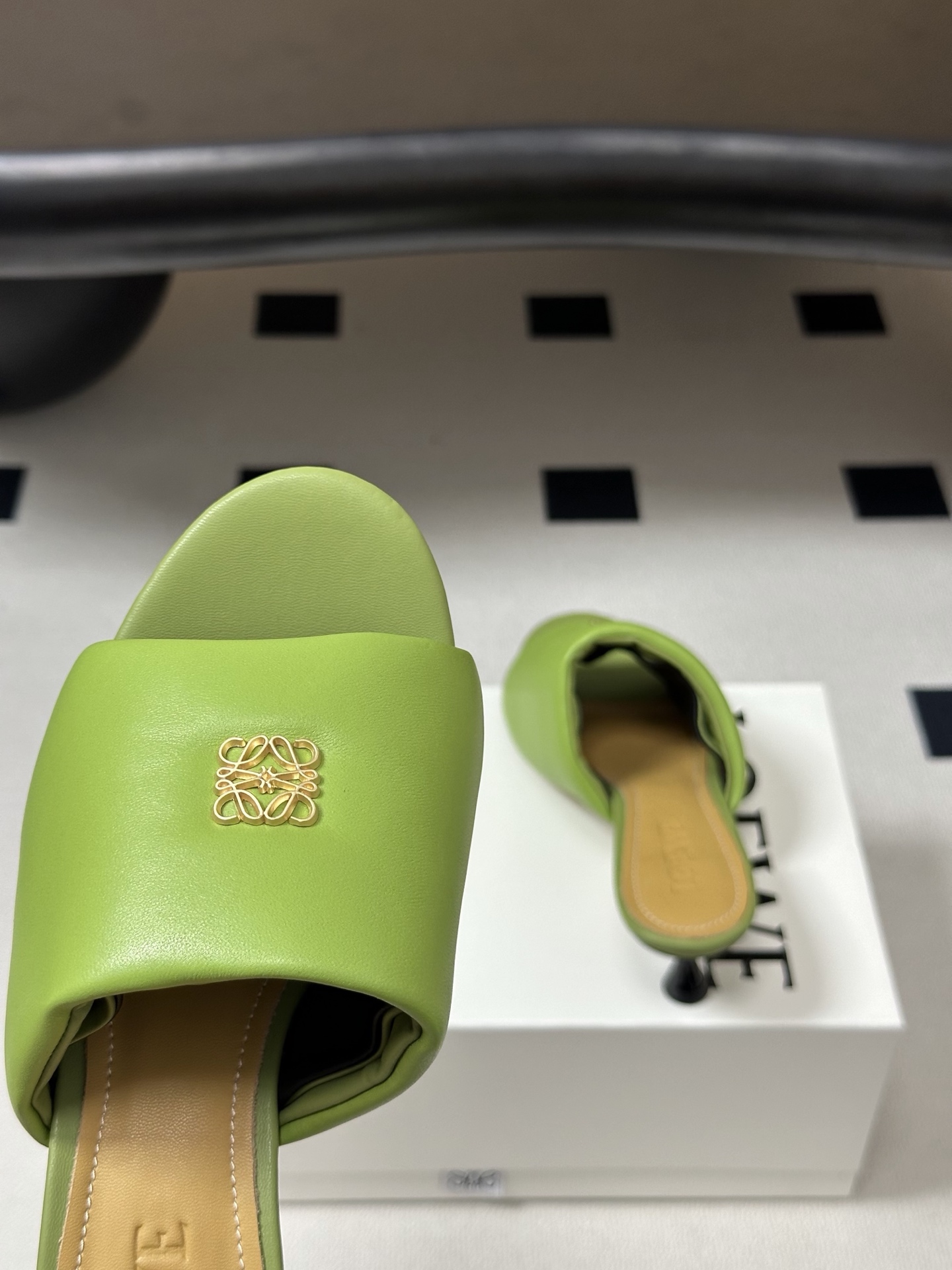 LOEWE 罗意威 26ss春夏新款 经典金属扣面包小猫跟凉拖鞋今年超火的品牌 好多明星网红时尚博主种草