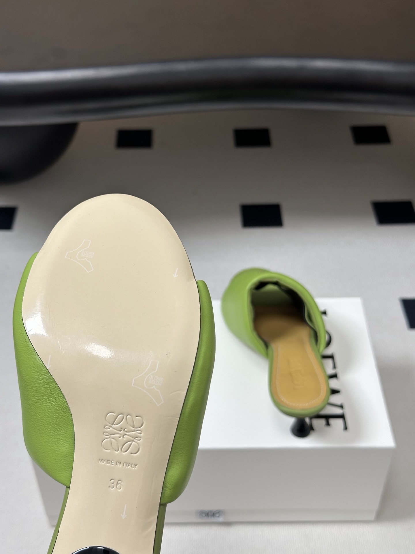 LOEWE 罗意威 26ss春夏新款 经典金属扣面包小猫跟凉拖鞋今年超火的品牌 好多明星网红时尚博主种草