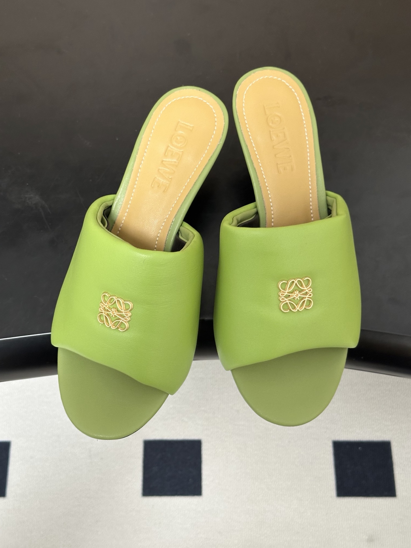 LOEWE 罗意威 26ss春夏新款 经典金属扣面包小猫跟凉拖鞋今年超火的品牌 好多明星网红时尚博主种草