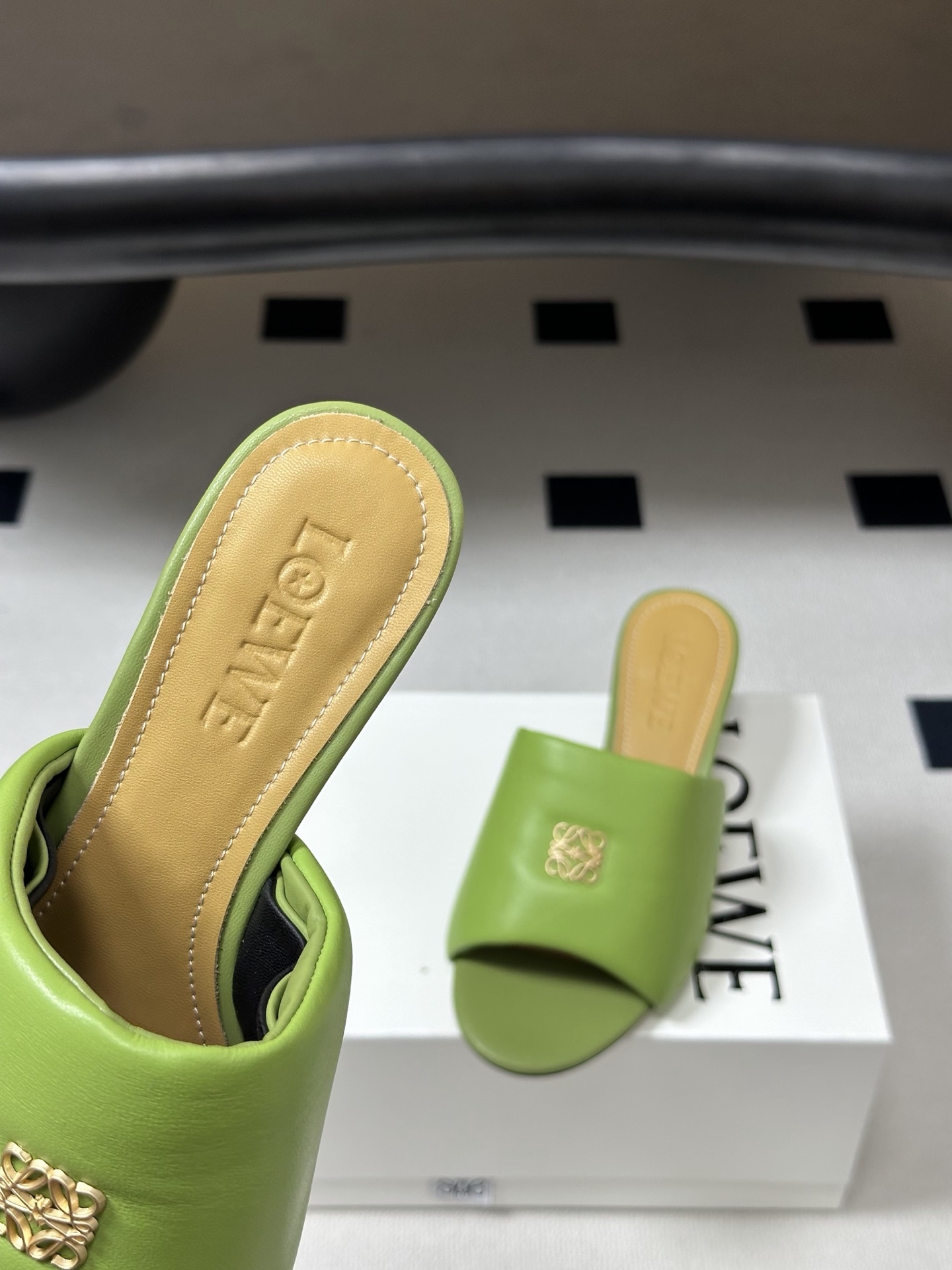 LOEWE 罗意威 26ss春夏新款 经典金属扣面包小猫跟凉拖鞋今年超火的品牌 好多明星网红时尚博主种草