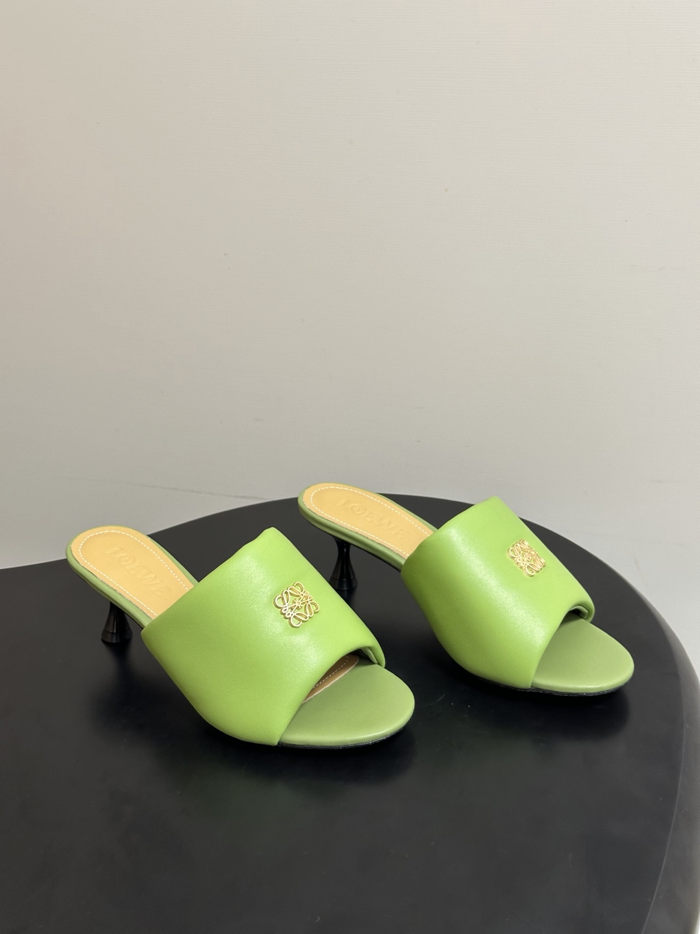 LOEWE 罗意威 26ss春夏新款 经典金属扣面包小猫跟凉拖鞋今年超火的品牌 好多明星网红时尚博主种草